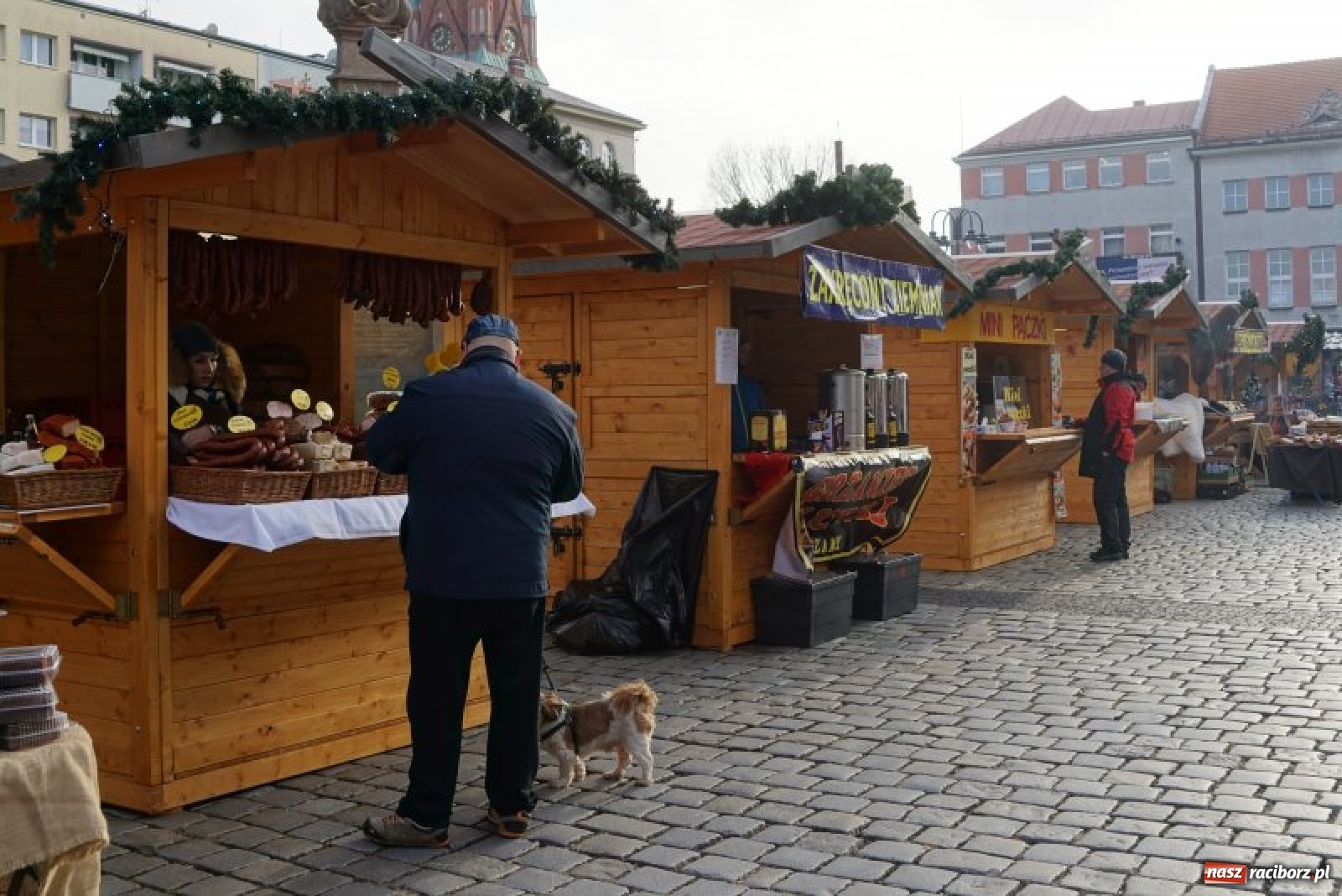Zdjęcie w galerii na portalu naszraciborz.pl: Przez świetlne bramy na zakupy. Ruszył raciborski jarmark [FOTO i WIDEO] wiadomości z regionu