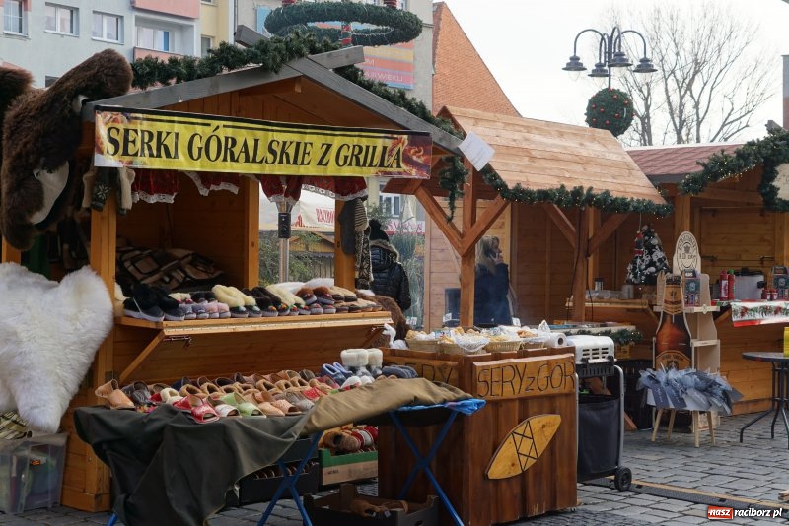 Zdjęcie w galerii na portalu naszraciborz.pl: Przez świetlne bramy na zakupy. Ruszył raciborski jarmark [FOTO i WIDEO] wiadomości z regionu