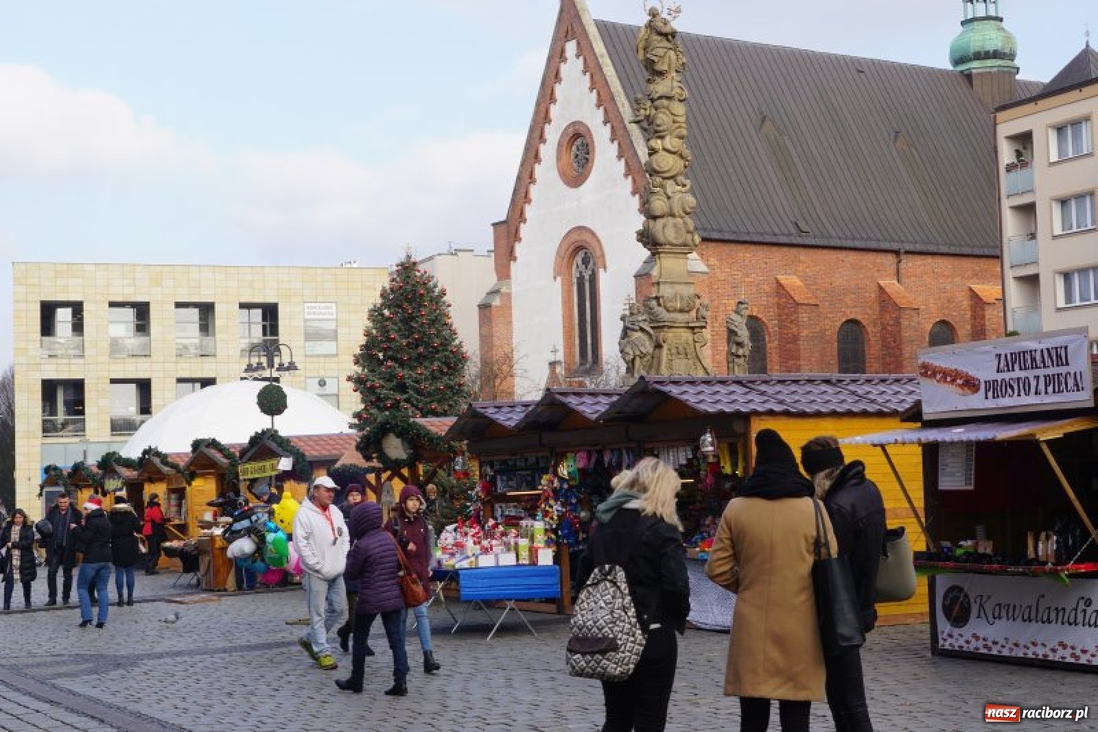 Zdjęcie w galerii na portalu naszraciborz.pl: Przez świetlne bramy na zakupy. Ruszył raciborski jarmark [FOTO i WIDEO] wiadomości z regionu