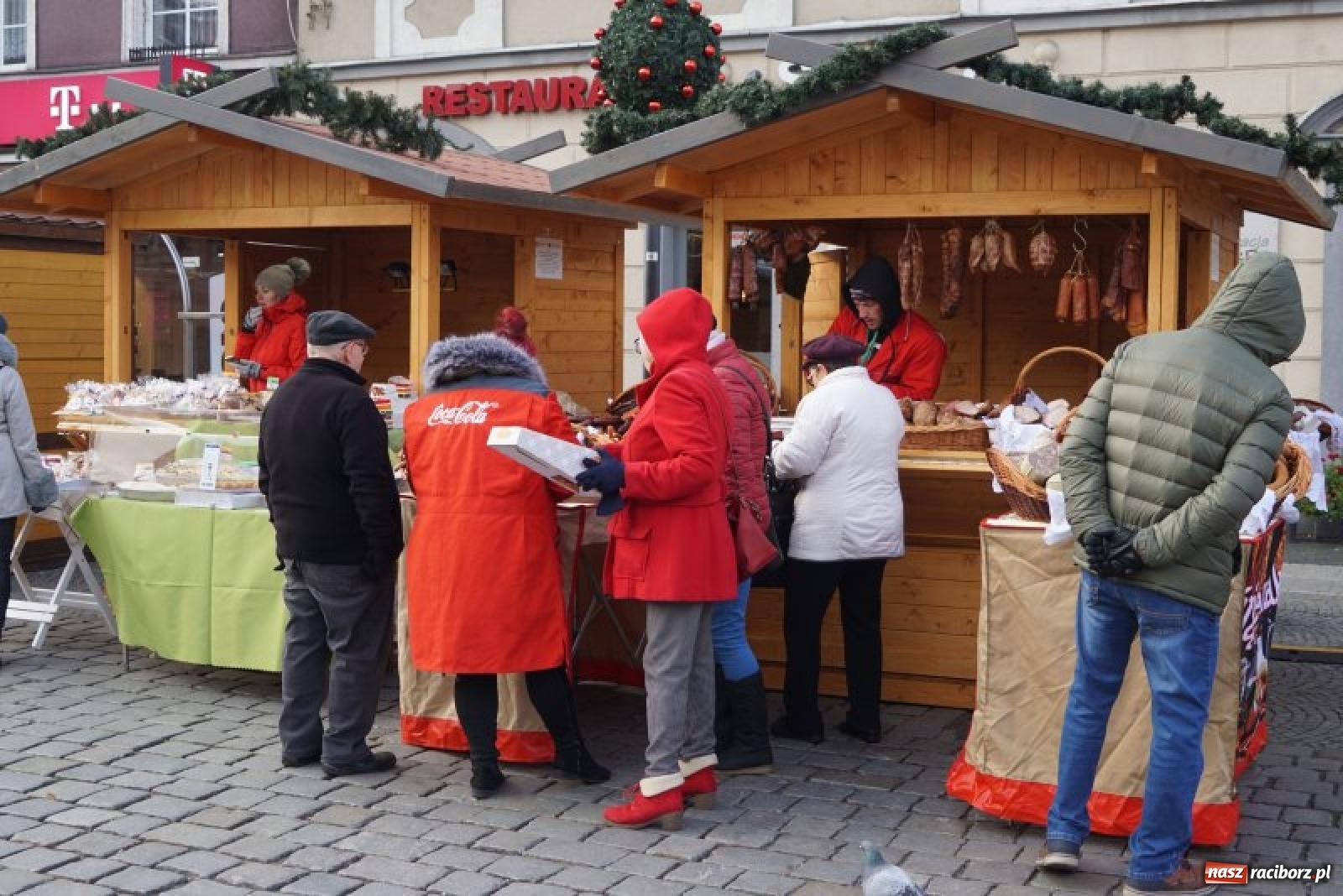 Zdjęcie w galerii na portalu naszraciborz.pl: Przez świetlne bramy na zakupy. Ruszył raciborski jarmark [FOTO i WIDEO] wiadomości z regionu