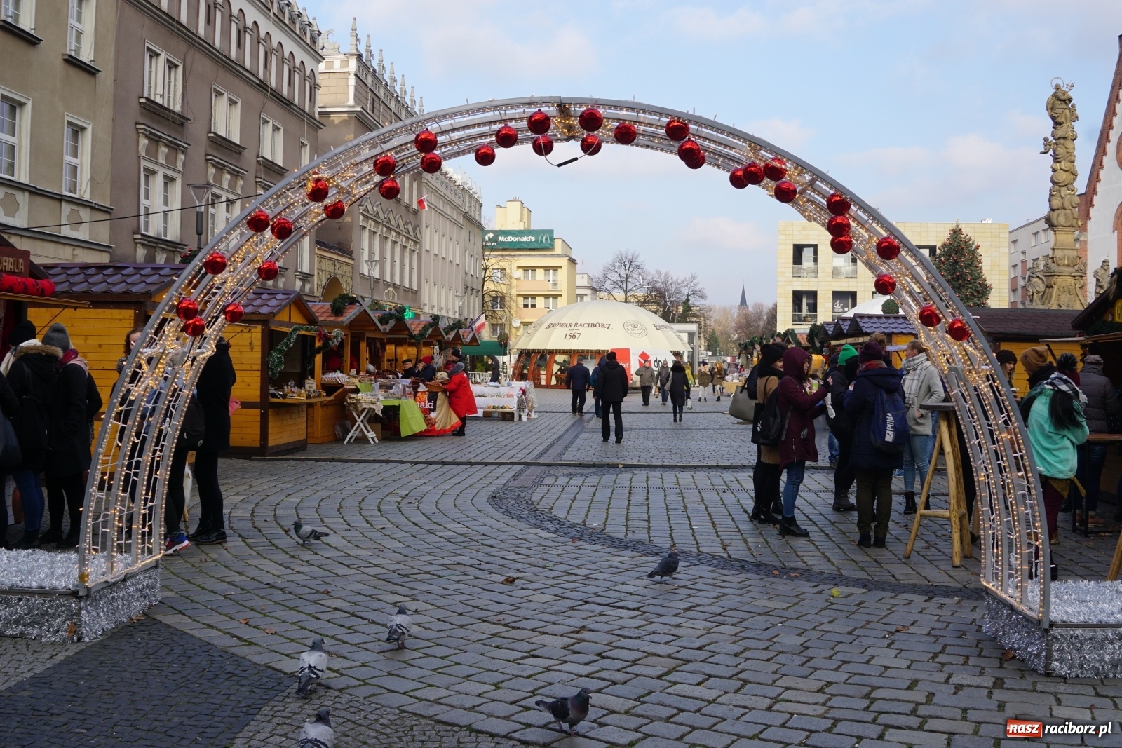Zdjęcie w galerii na portalu naszraciborz.pl: Przez świetlne bramy na zakupy. Ruszył raciborski jarmark [FOTO i WIDEO] wiadomości z regionu