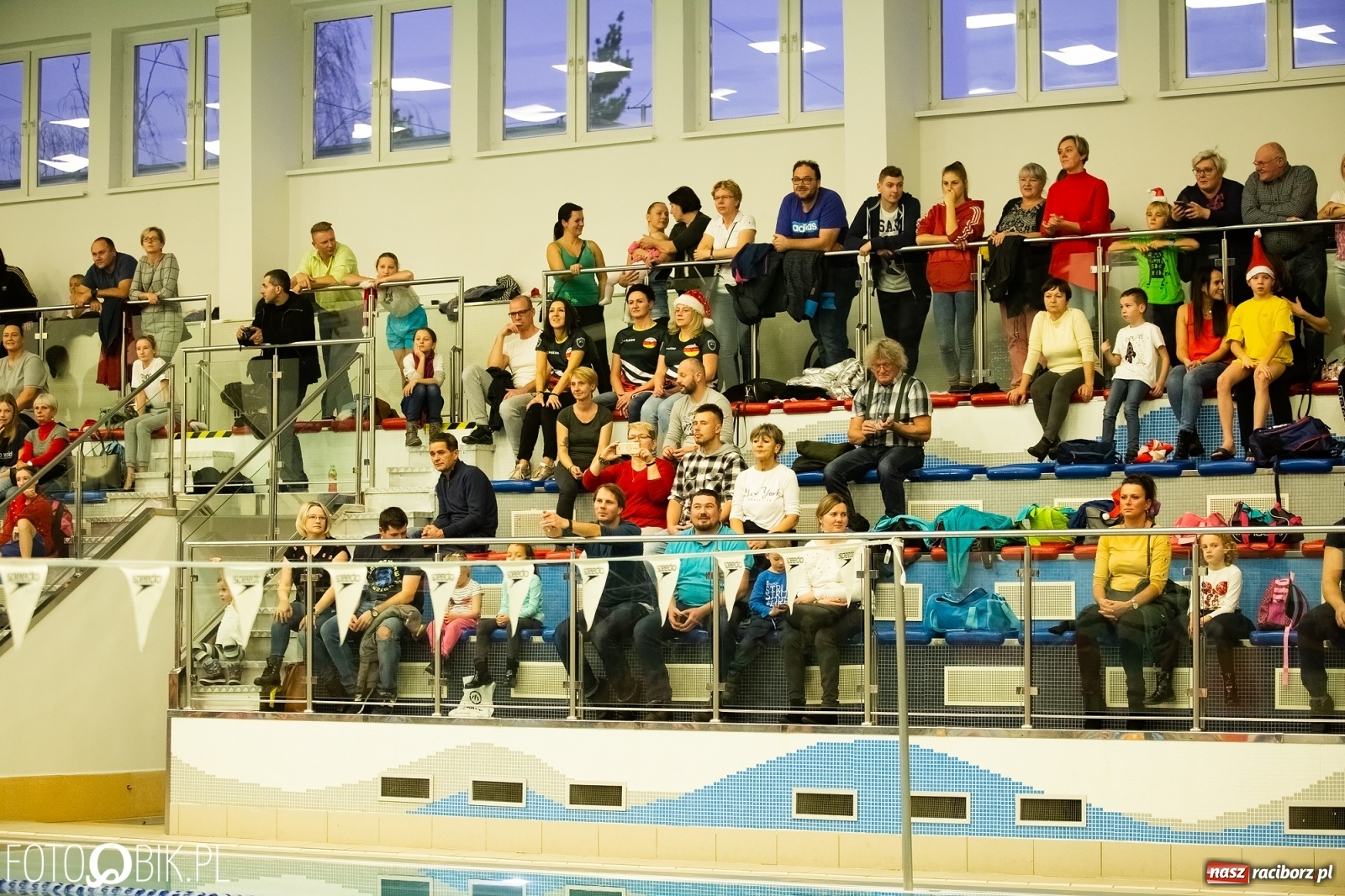 Zdjęcie w galerii na portalu naszraciborz.pl: Mikołajkowe zawody pływackie w ZSOMS wiadomości z regionu