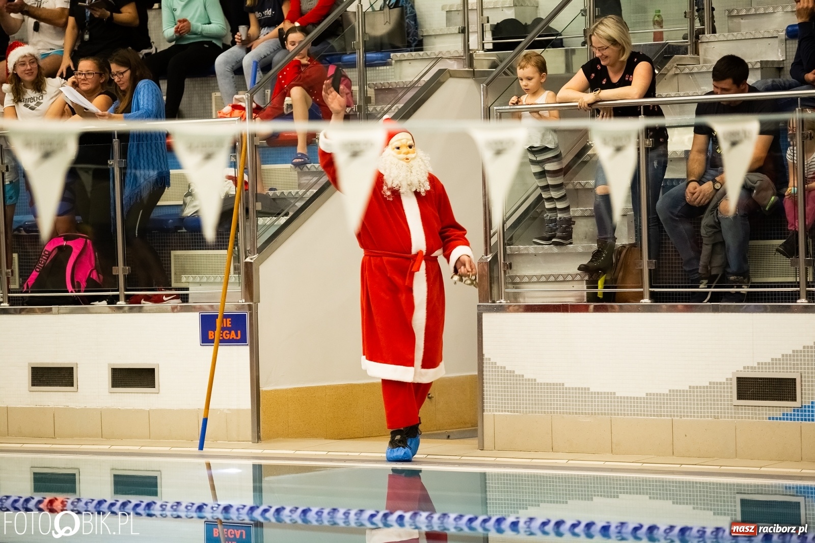 Zdjęcie w galerii na portalu naszraciborz.pl: Mikołajkowe zawody pływackie w ZSOMS wiadomości z regionu