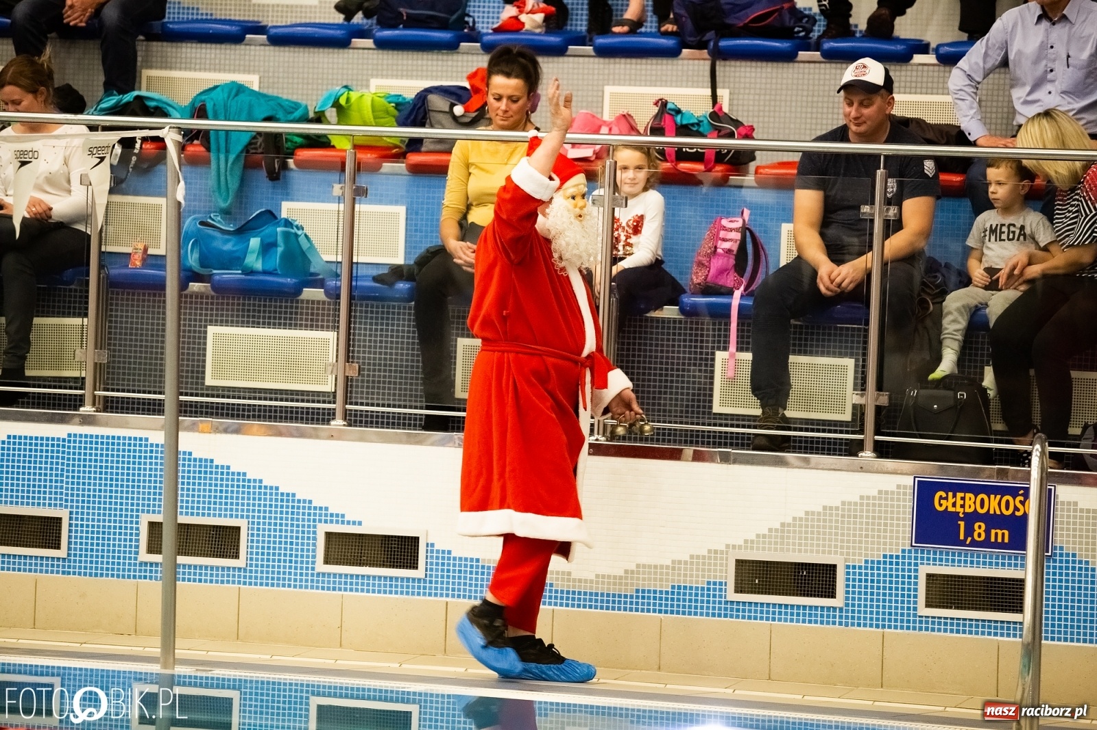 Zdjęcie w galerii na portalu naszraciborz.pl: Mikołajkowe zawody pływackie w ZSOMS wiadomości z regionu