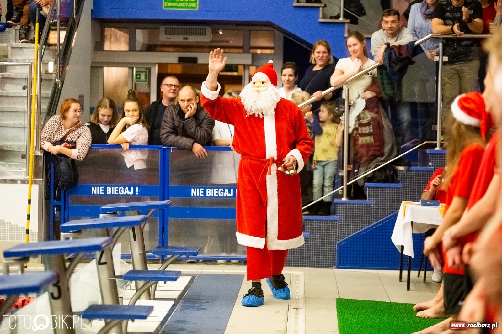 Zdjęcie w galerii na portalu naszraciborz.pl: Mikołajkowe zawody pływackie w ZSOMS wiadomości z regionu