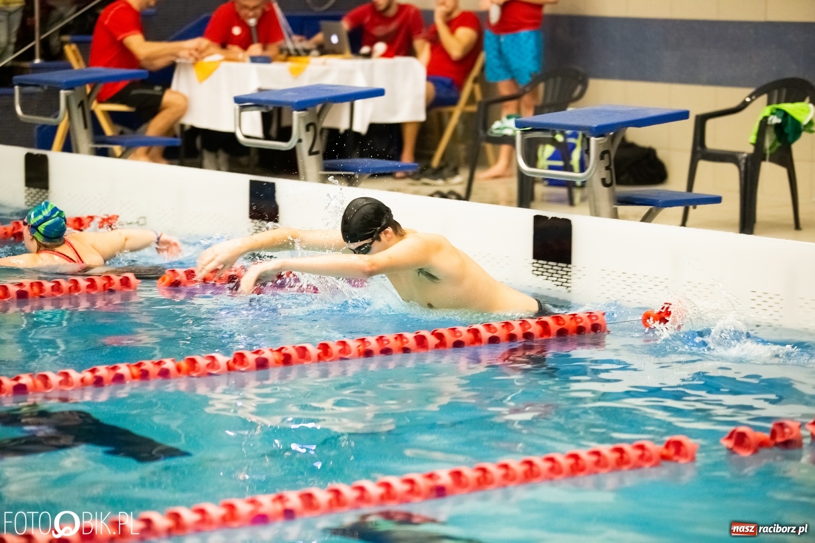 Zdjęcie w galerii na portalu naszraciborz.pl: Mikołajkowe zawody pływackie w ZSOMS wiadomości z regionu