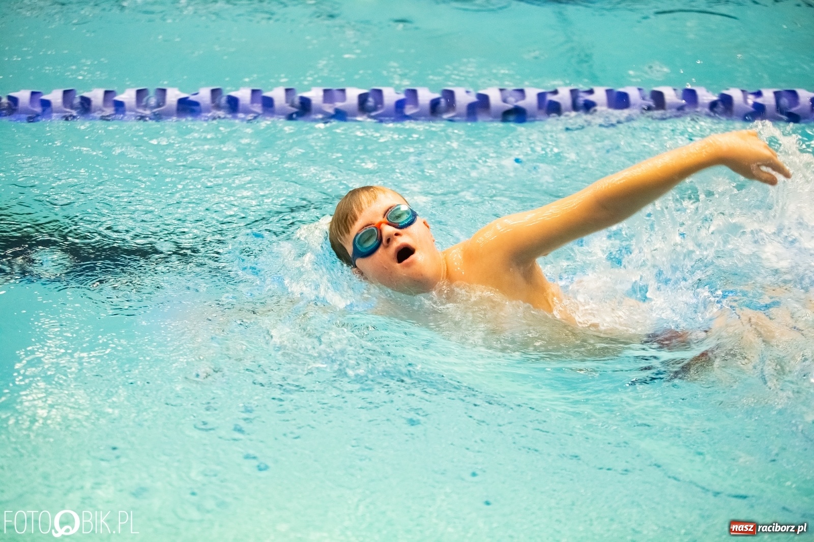 Zdjęcie w galerii na portalu naszraciborz.pl: Mikołajkowe zawody pływackie w ZSOMS wiadomości z regionu