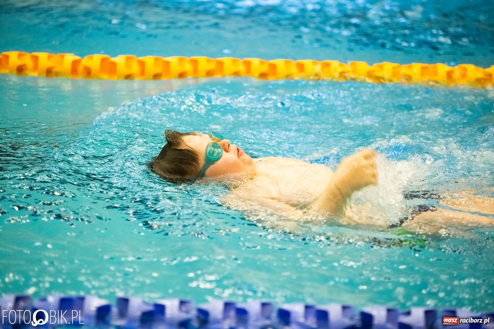 Zdjęcie w galerii na portalu naszraciborz.pl: Mikołajkowe zawody pływackie w ZSOMS wiadomości z regionu