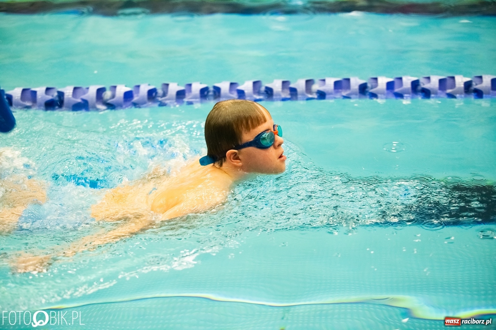 Zdjęcie w galerii na portalu naszraciborz.pl: Mikołajkowe zawody pływackie w ZSOMS wiadomości z regionu