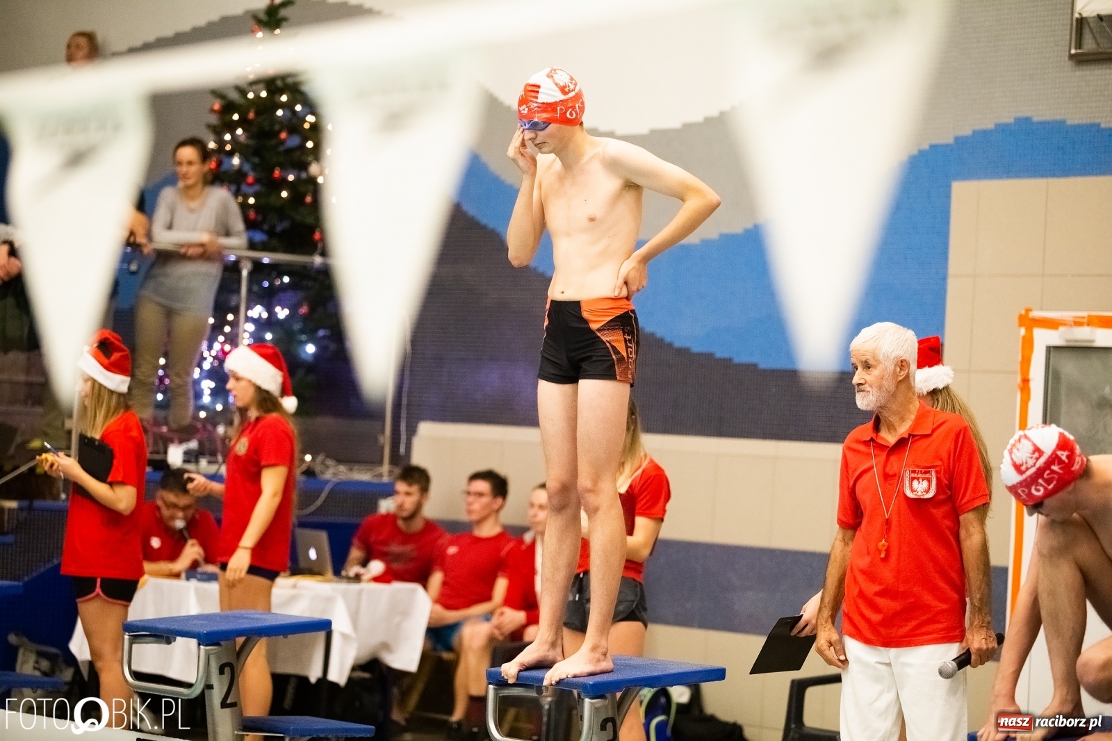 Zdjęcie w galerii na portalu naszraciborz.pl: Mikołajkowe zawody pływackie w ZSOMS wiadomości z regionu