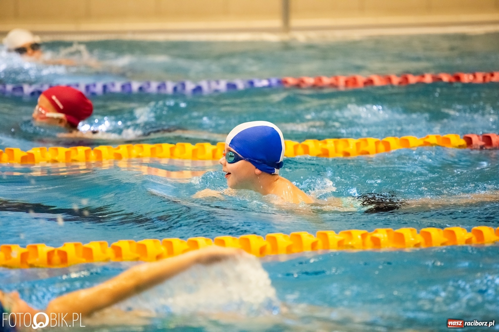 Zdjęcie w galerii na portalu naszraciborz.pl: Mikołajkowe zawody pływackie w ZSOMS wiadomości z regionu