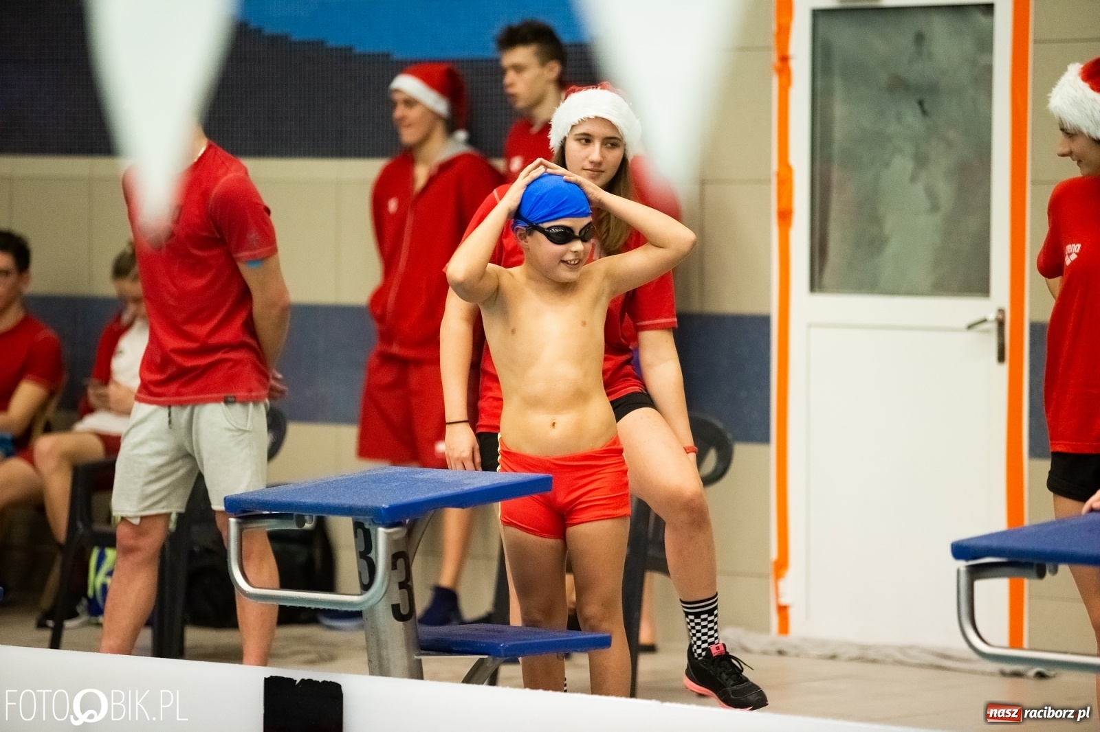 Zdjęcie w galerii na portalu naszraciborz.pl: Mikołajkowe zawody pływackie w ZSOMS wiadomości z regionu