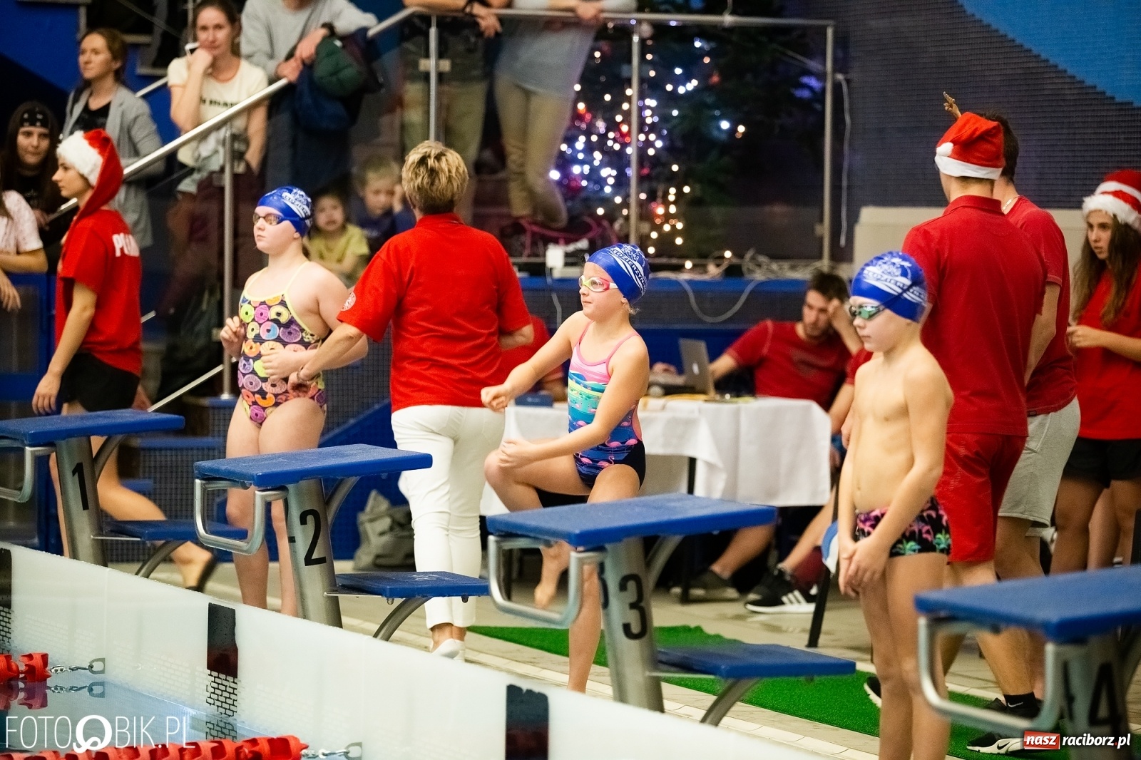 Zdjęcie w galerii na portalu naszraciborz.pl: Mikołajkowe zawody pływackie w ZSOMS wiadomości z regionu