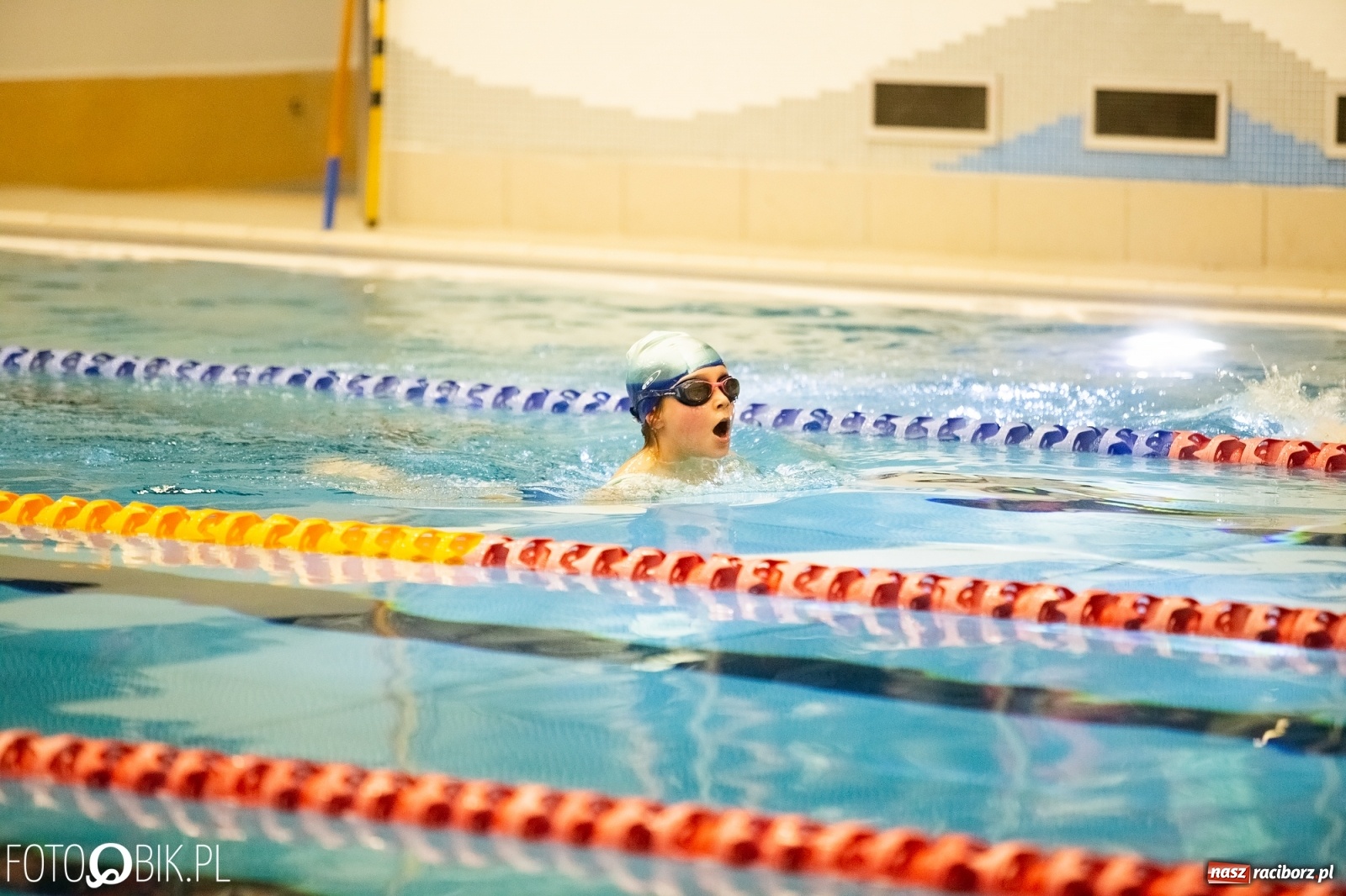 Zdjęcie w galerii na portalu naszraciborz.pl: Mikołajkowe zawody pływackie w ZSOMS wiadomości z regionu