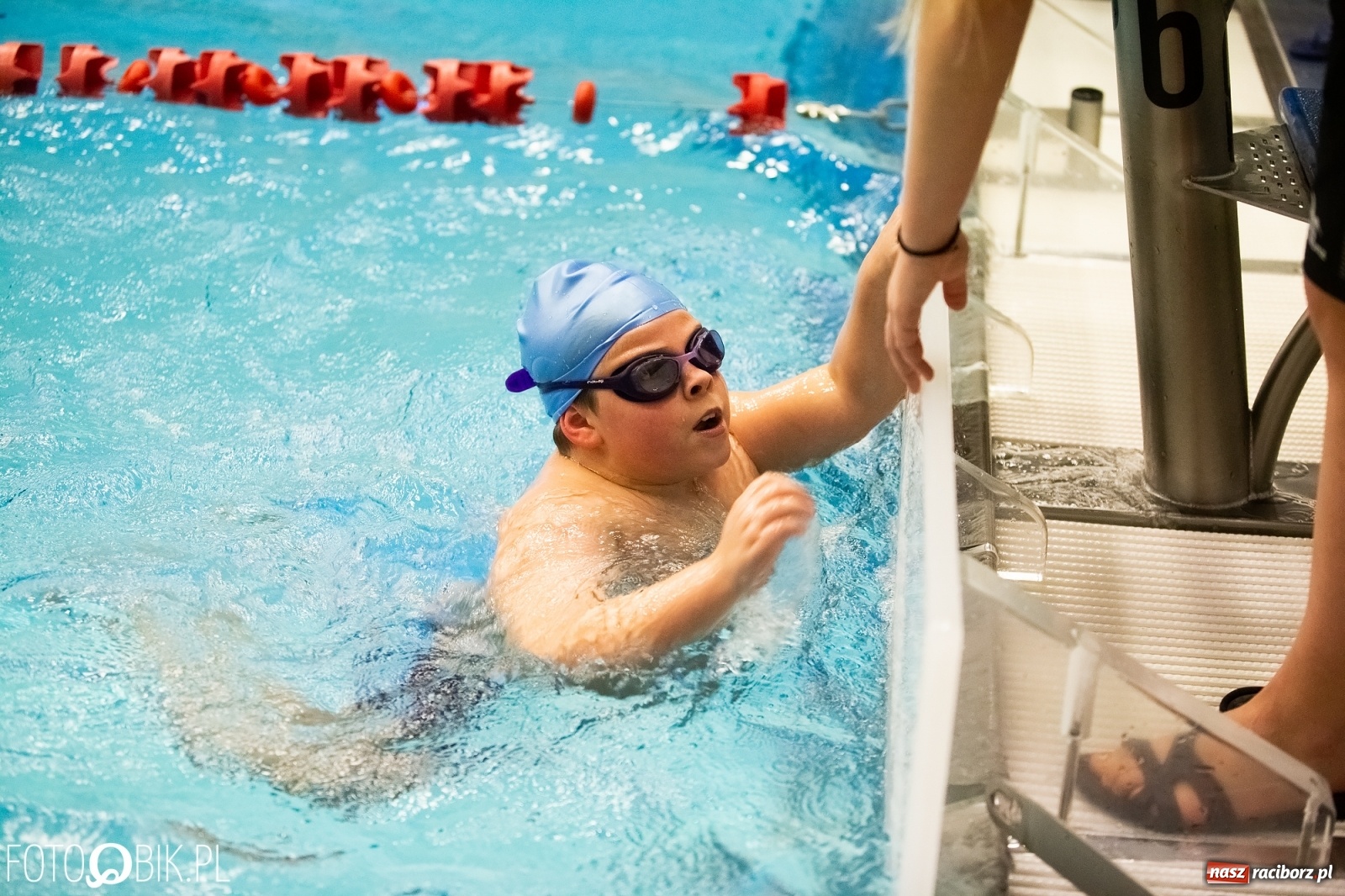 Zdjęcie w galerii na portalu naszraciborz.pl: Mikołajkowe zawody pływackie w ZSOMS wiadomości z regionu