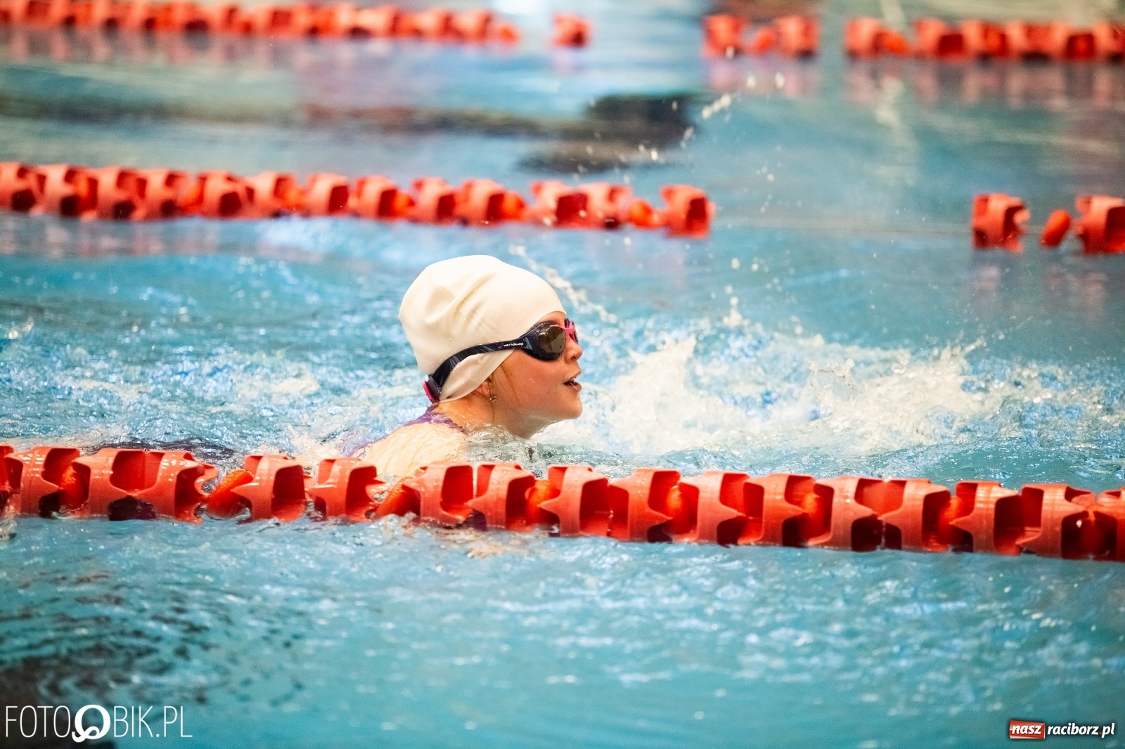 Zdjęcie w galerii na portalu naszraciborz.pl: Mikołajkowe zawody pływackie w ZSOMS wiadomości z regionu