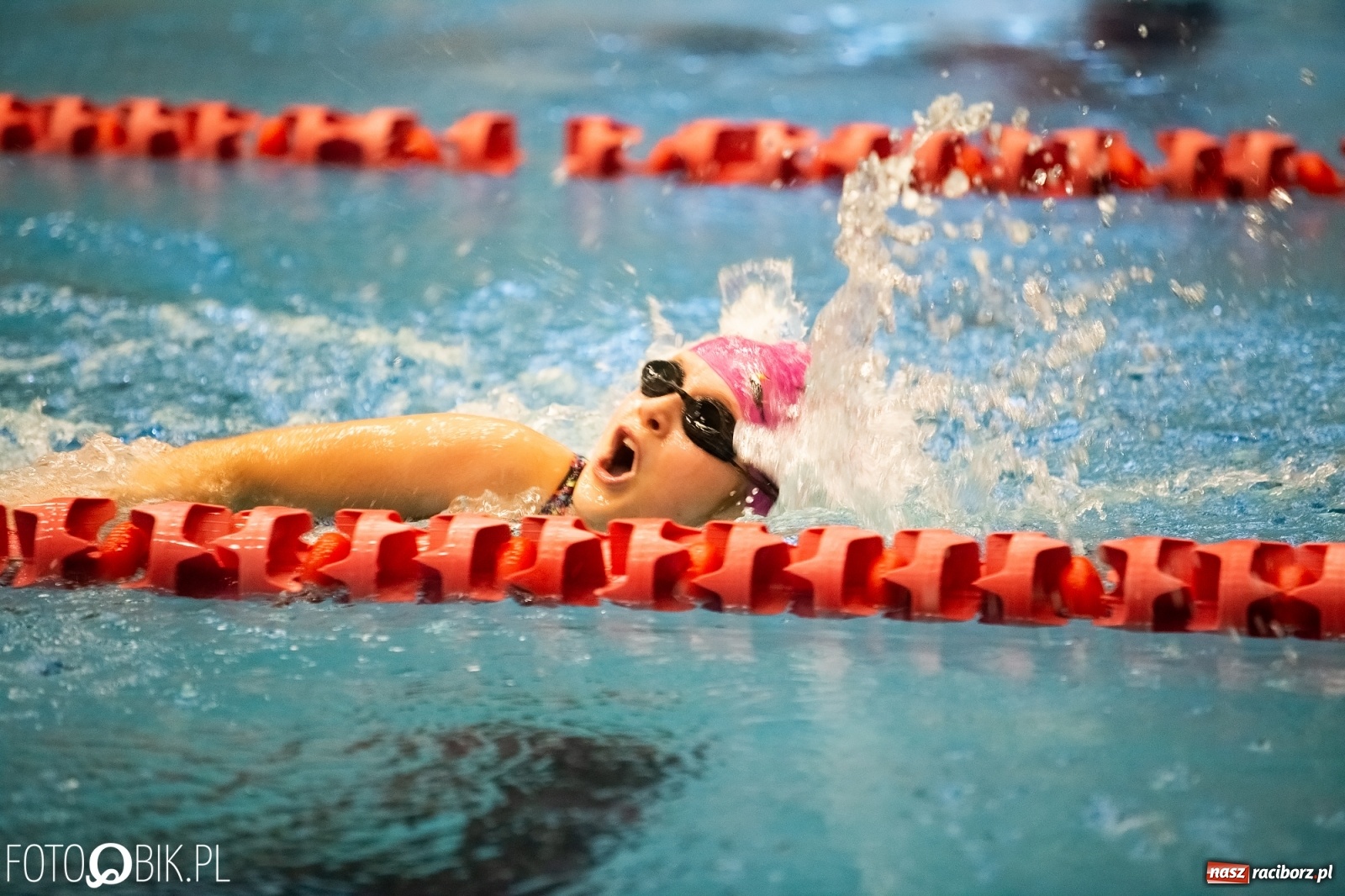 Zdjęcie w galerii na portalu naszraciborz.pl: Mikołajkowe zawody pływackie w ZSOMS wiadomości z regionu