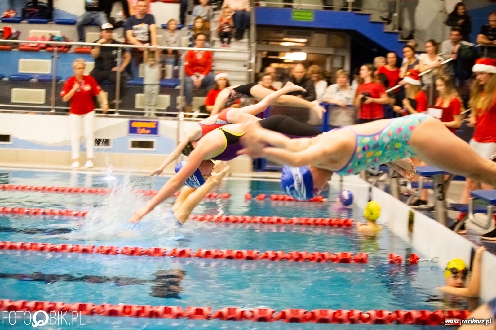 Zdjęcie w galerii na portalu naszraciborz.pl: Mikołajkowe zawody pływackie w ZSOMS wiadomości z regionu