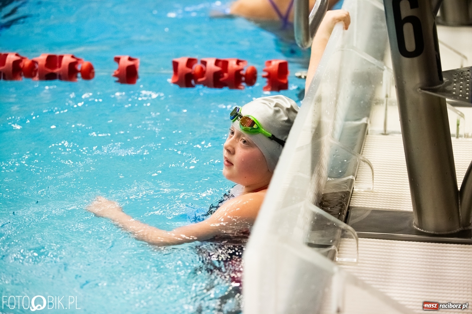 Zdjęcie w galerii na portalu naszraciborz.pl: Mikołajkowe zawody pływackie w ZSOMS wiadomości z regionu