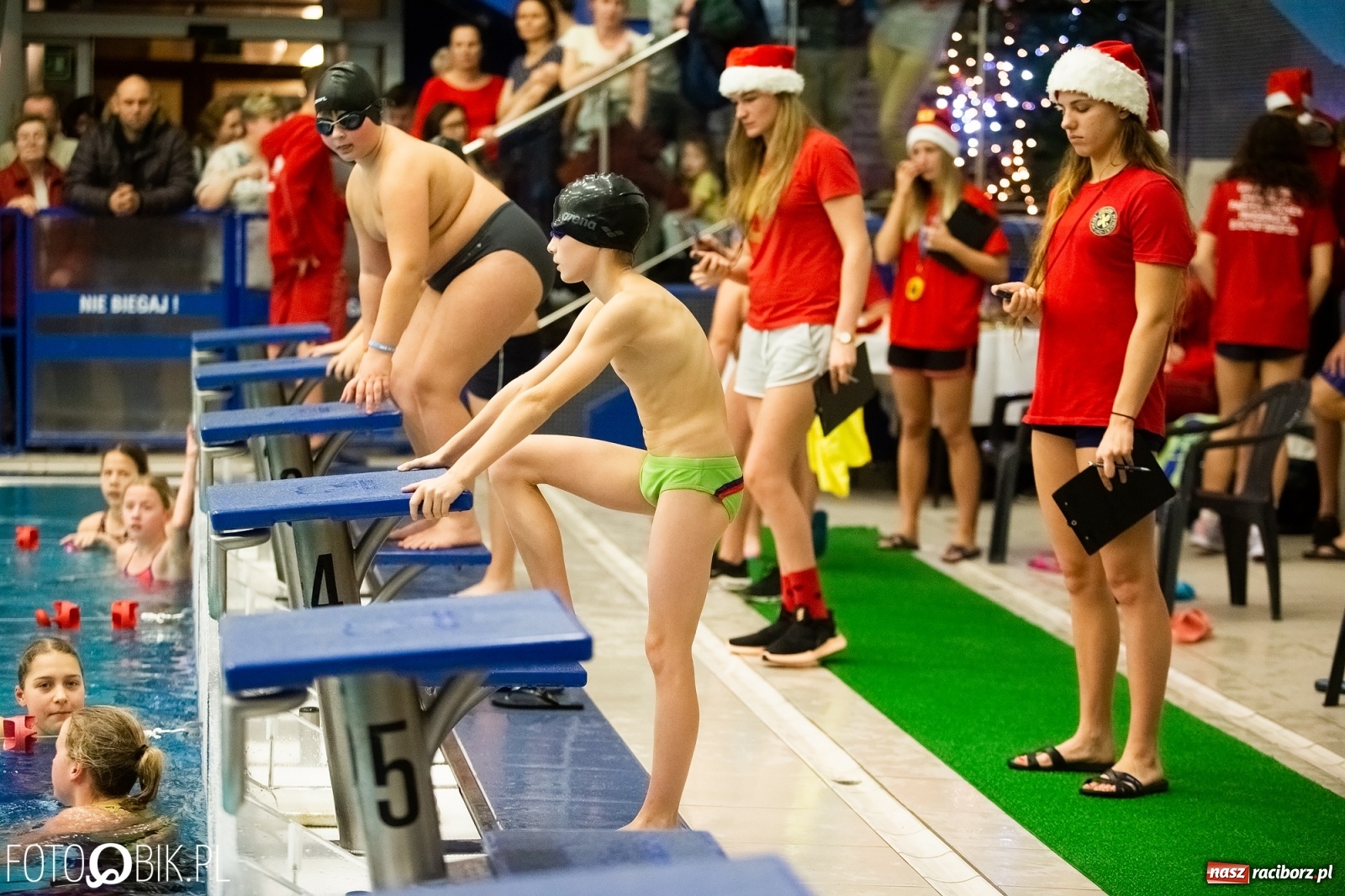 Zdjęcie w galerii na portalu naszraciborz.pl: Mikołajkowe zawody pływackie w ZSOMS wiadomości z regionu