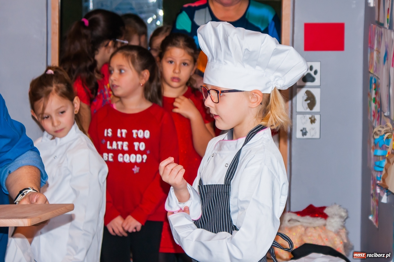 Zdjęcie w galerii na portalu naszraciborz.pl: Pysznie, zdrowo i kolorowo. Mikołajkowe warsztaty kulinarne w SP 1 [FOTO] wiadomości z regionu