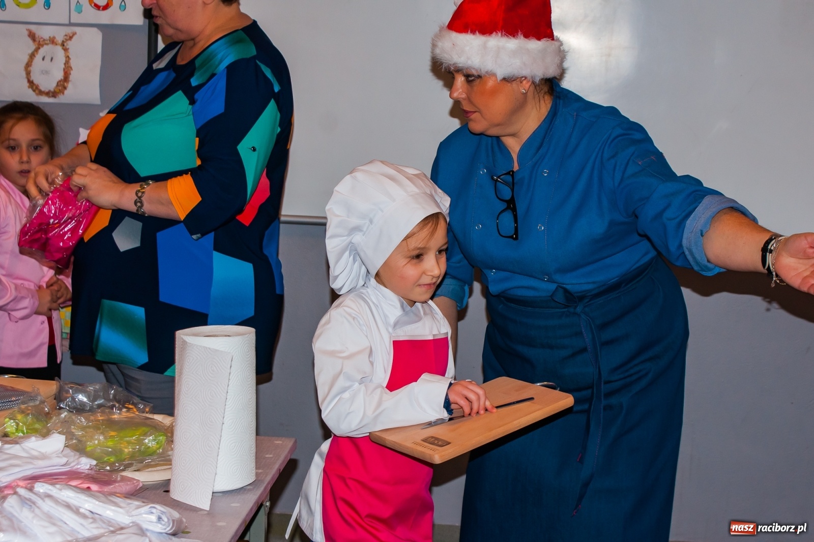 Zdjęcie w galerii na portalu naszraciborz.pl: Pysznie, zdrowo i kolorowo. Mikołajkowe warsztaty kulinarne w SP 1 [FOTO] wiadomości z regionu