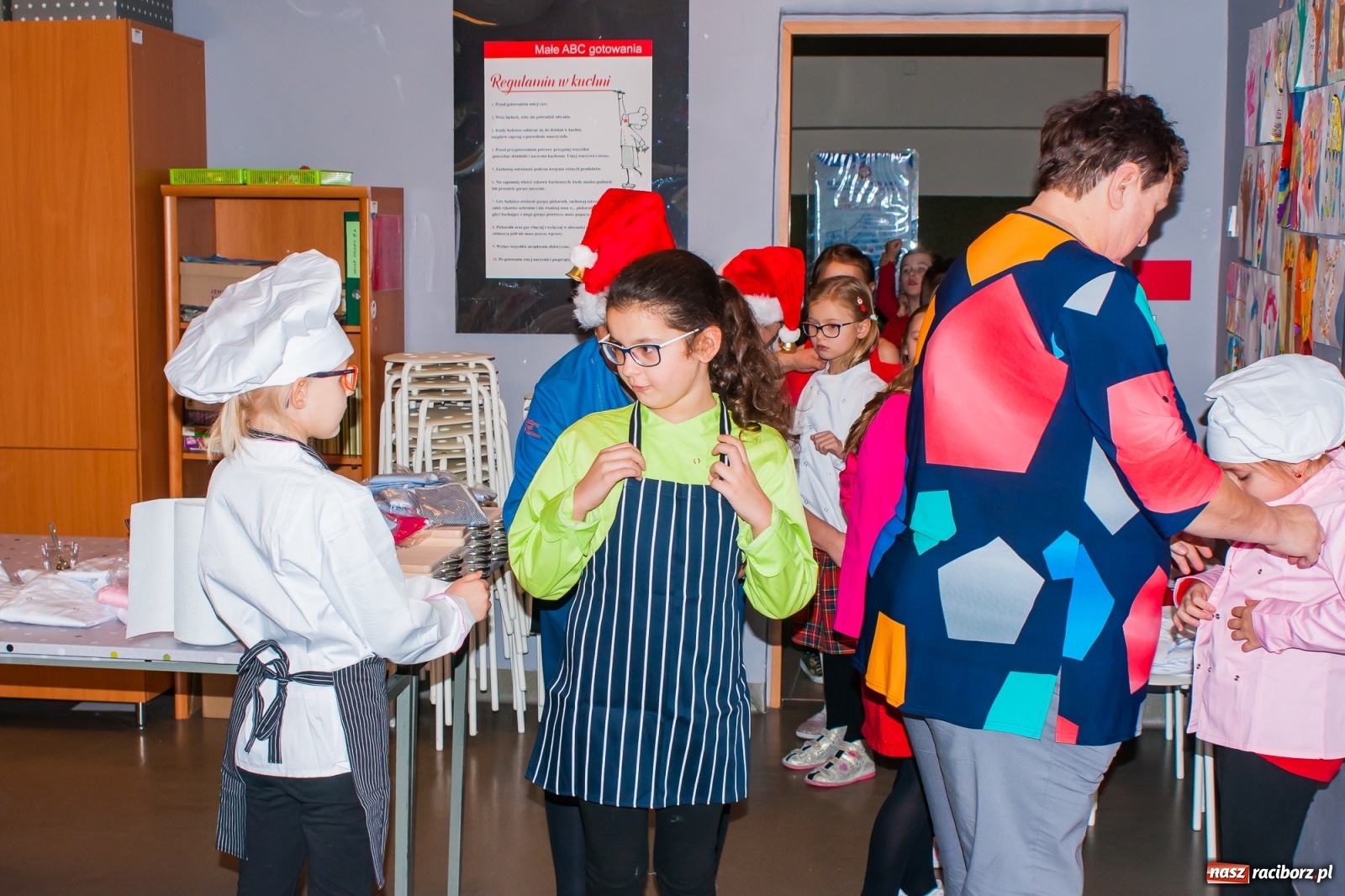Zdjęcie w galerii na portalu naszraciborz.pl: Pysznie, zdrowo i kolorowo. Mikołajkowe warsztaty kulinarne w SP 1 [FOTO] wiadomości z regionu