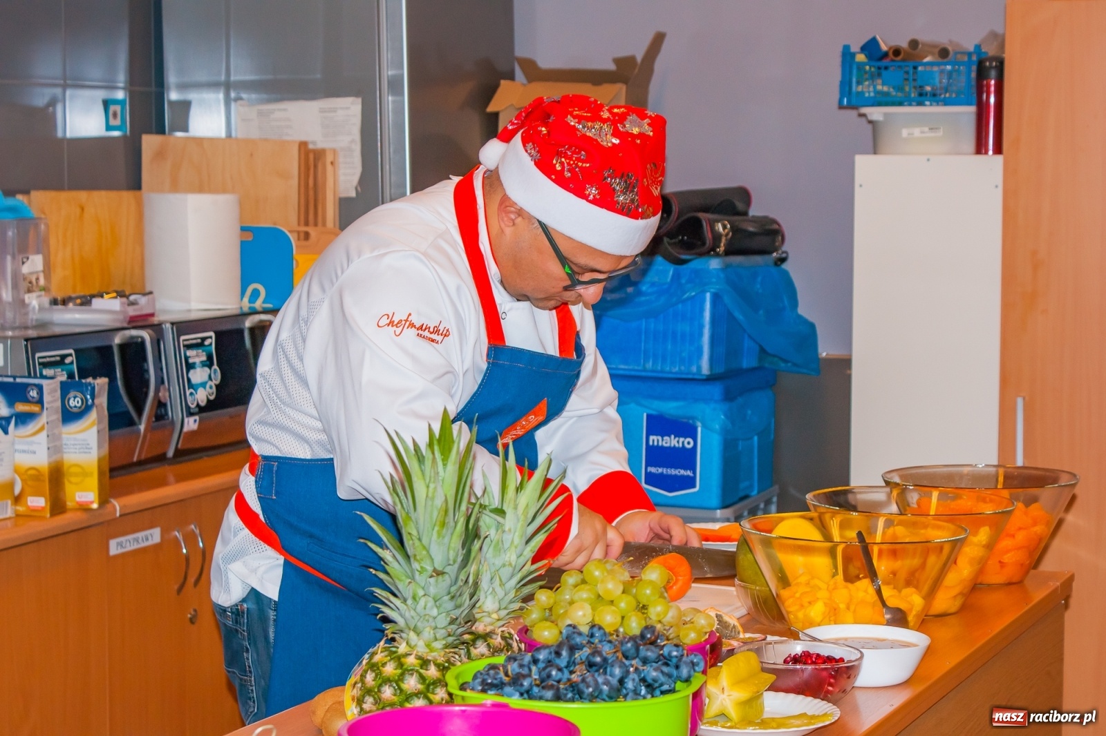 Zdjęcie w galerii na portalu naszraciborz.pl: Pysznie, zdrowo i kolorowo. Mikołajkowe warsztaty kulinarne w SP 1 [FOTO] wiadomości z regionu