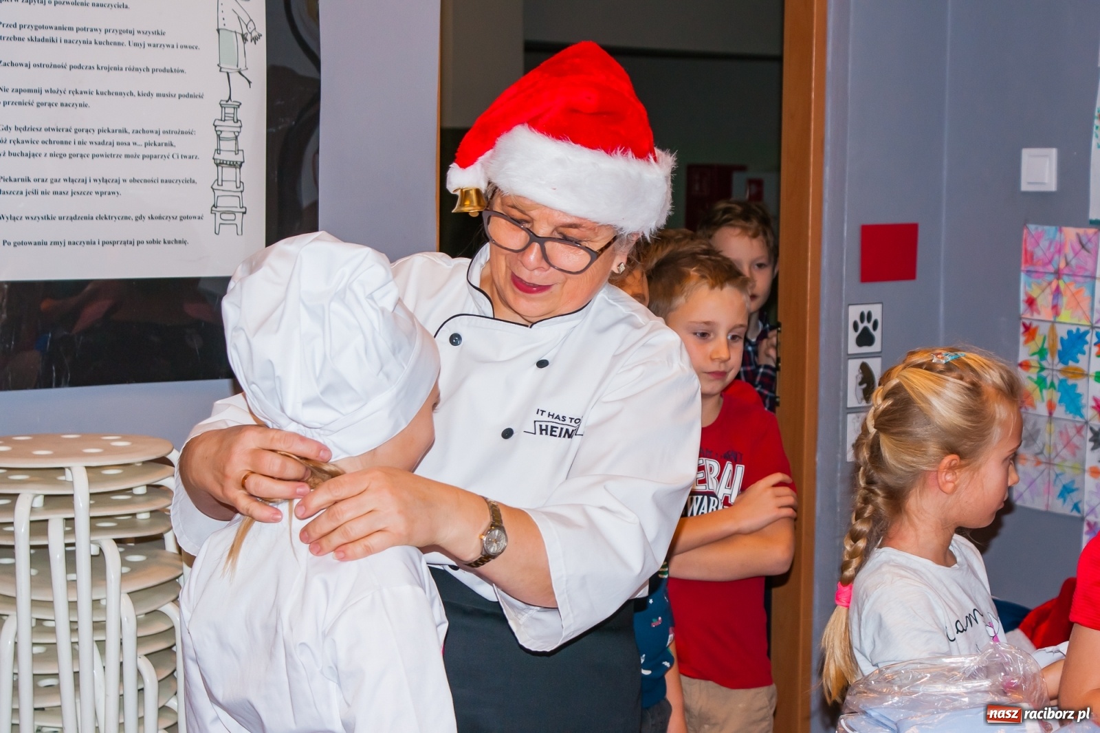 Zdjęcie w galerii na portalu naszraciborz.pl: Pysznie, zdrowo i kolorowo. Mikołajkowe warsztaty kulinarne w SP 1 [FOTO] wiadomości z regionu