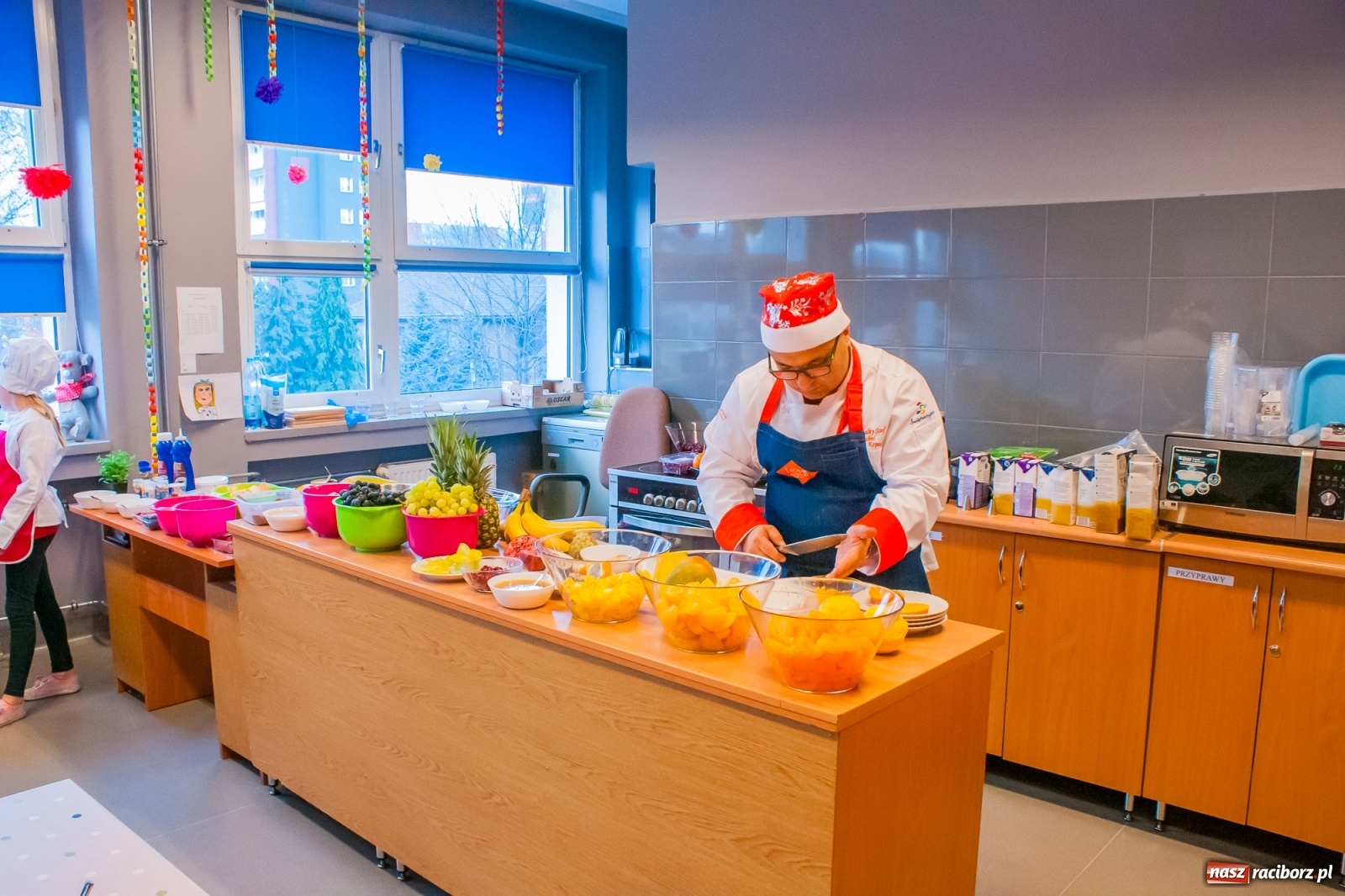 Zdjęcie w galerii na portalu naszraciborz.pl: Pysznie, zdrowo i kolorowo. Mikołajkowe warsztaty kulinarne w SP 1 [FOTO] wiadomości z regionu