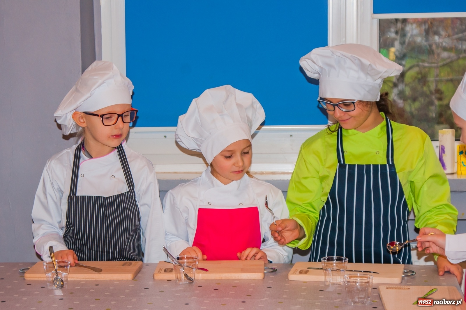 Zdjęcie w galerii na portalu naszraciborz.pl: Pysznie, zdrowo i kolorowo. Mikołajkowe warsztaty kulinarne w SP 1 [FOTO] wiadomości z regionu
