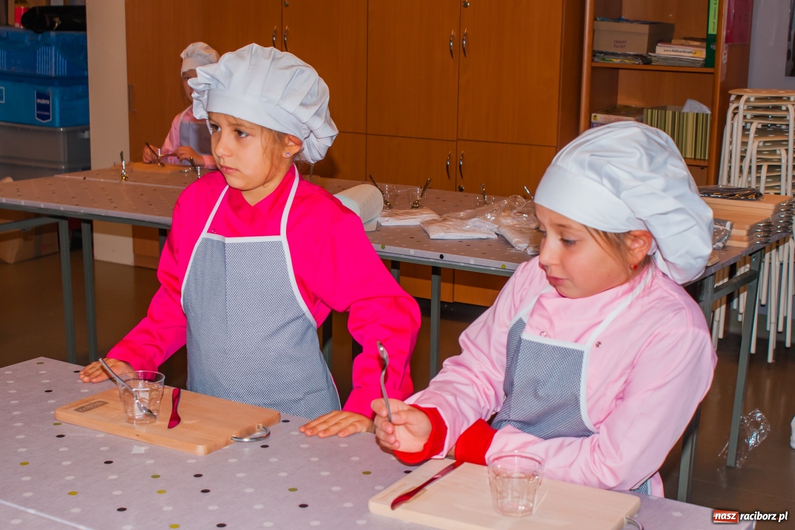 Zdjęcie w galerii na portalu naszraciborz.pl: Pysznie, zdrowo i kolorowo. Mikołajkowe warsztaty kulinarne w SP 1 [FOTO] wiadomości z regionu