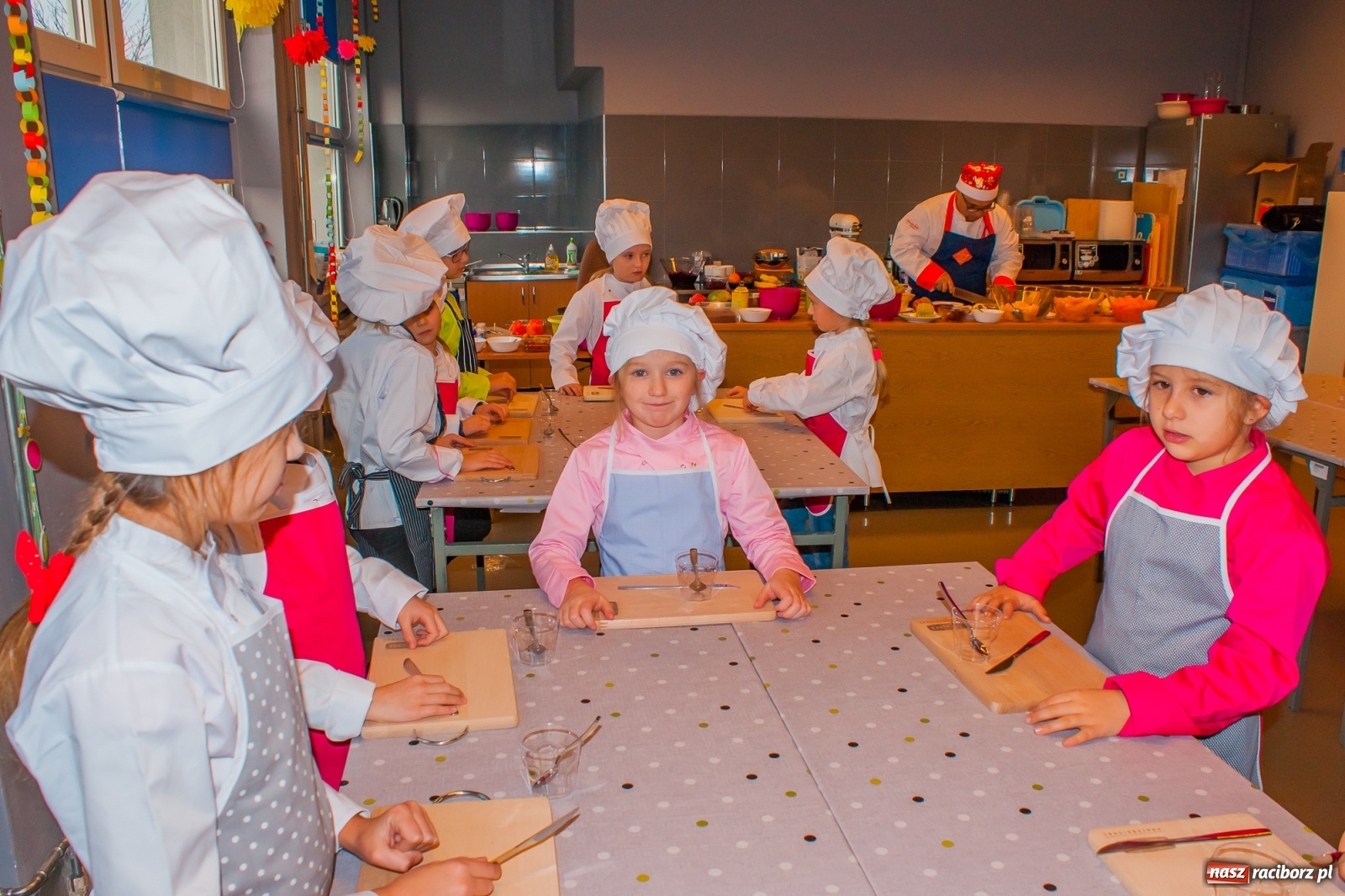 Zdjęcie w galerii na portalu naszraciborz.pl: Pysznie, zdrowo i kolorowo. Mikołajkowe warsztaty kulinarne w SP 1 [FOTO] wiadomości z regionu