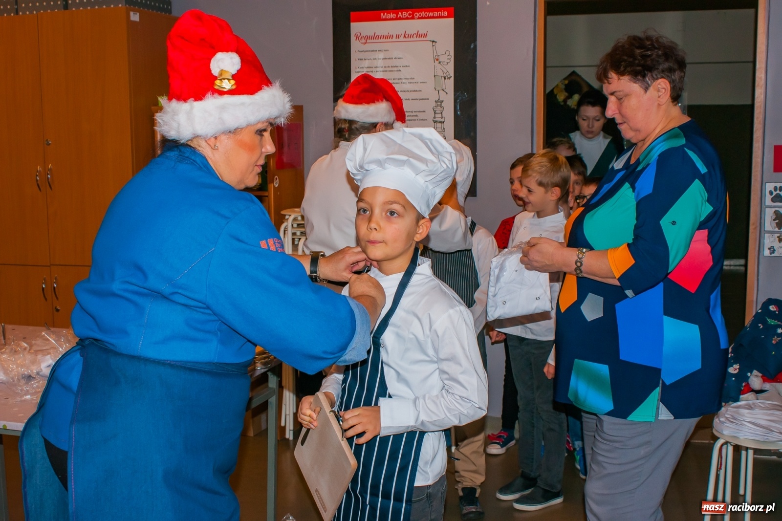 Zdjęcie w galerii na portalu naszraciborz.pl: Pysznie, zdrowo i kolorowo. Mikołajkowe warsztaty kulinarne w SP 1 [FOTO] wiadomości z regionu