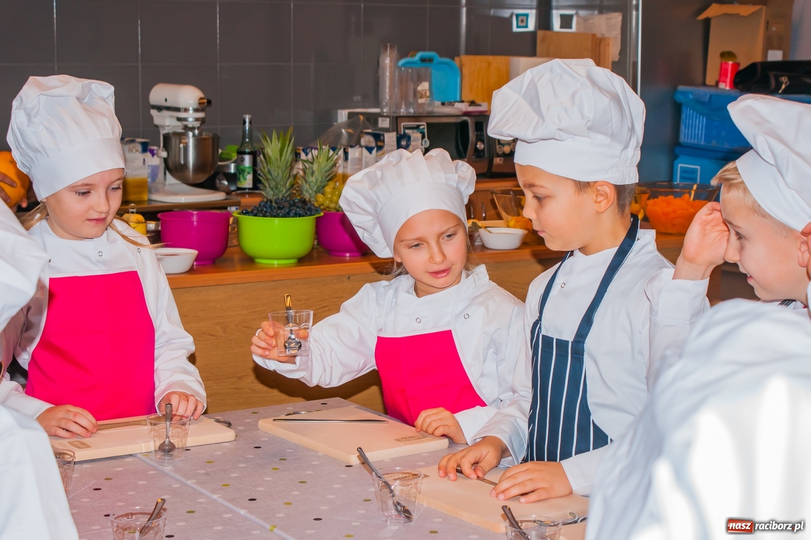 Zdjęcie w galerii na portalu naszraciborz.pl: Pysznie, zdrowo i kolorowo. Mikołajkowe warsztaty kulinarne w SP 1 [FOTO] wiadomości z regionu