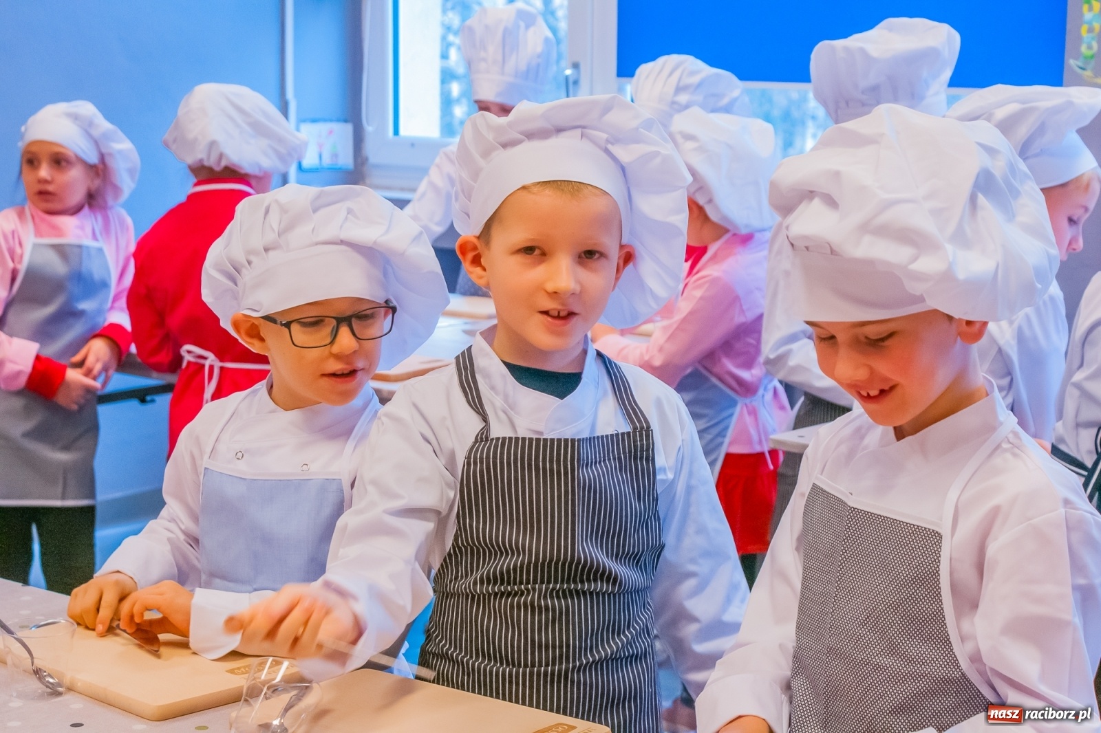 Zdjęcie w galerii na portalu naszraciborz.pl: Pysznie, zdrowo i kolorowo. Mikołajkowe warsztaty kulinarne w SP 1 [FOTO] wiadomości z regionu