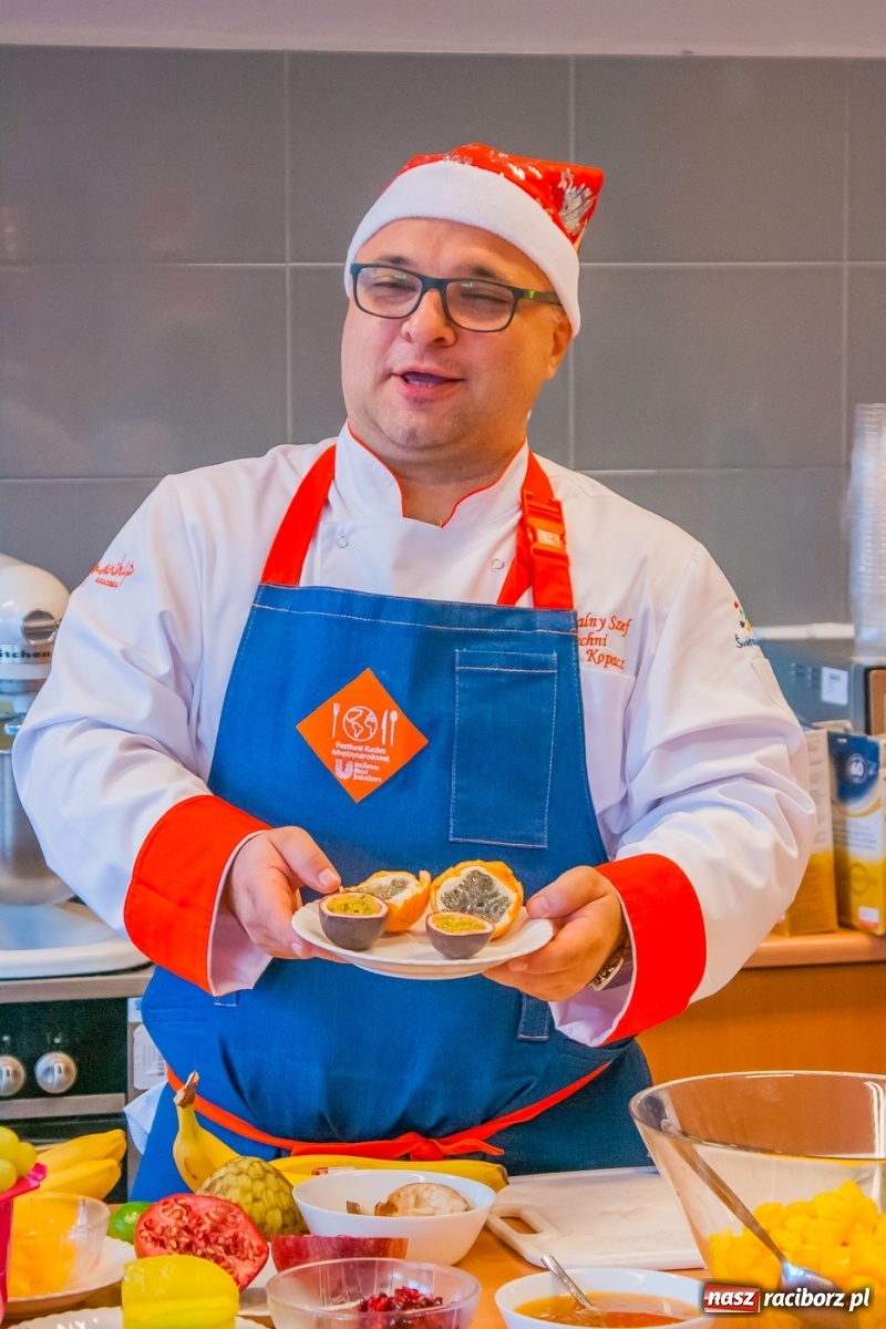 Zdjęcie w galerii na portalu naszraciborz.pl: Pysznie, zdrowo i kolorowo. Mikołajkowe warsztaty kulinarne w SP 1 [FOTO] wiadomości z regionu