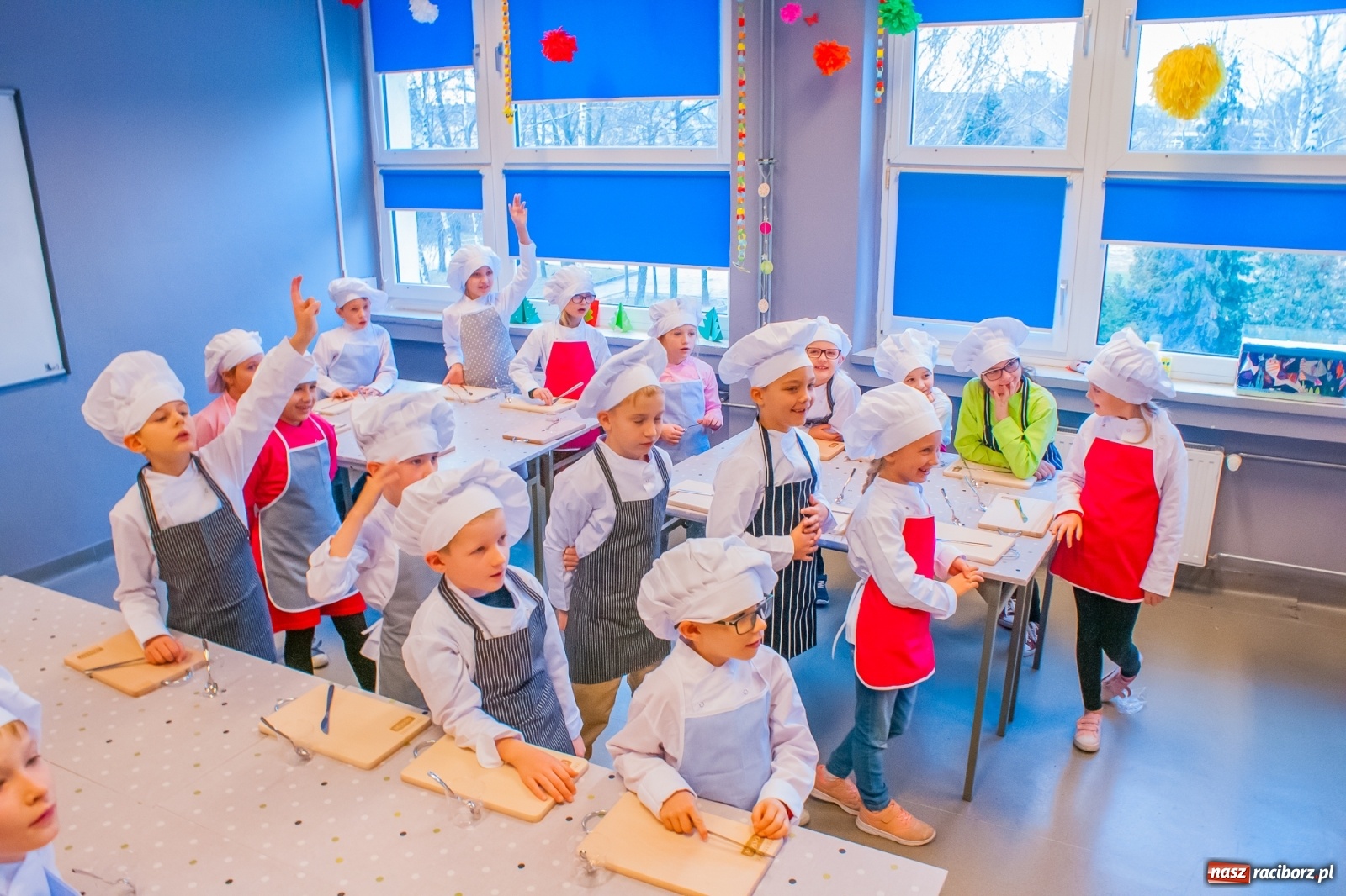 Zdjęcie w galerii na portalu naszraciborz.pl: Pysznie, zdrowo i kolorowo. Mikołajkowe warsztaty kulinarne w SP 1 [FOTO] wiadomości z regionu