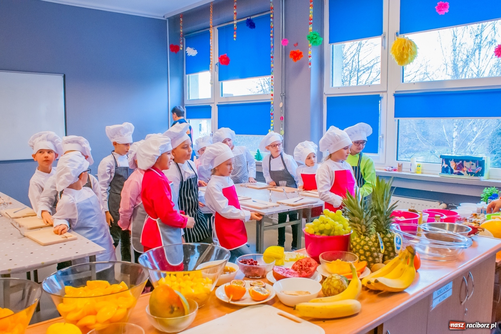 Zdjęcie w galerii na portalu naszraciborz.pl: Pysznie, zdrowo i kolorowo. Mikołajkowe warsztaty kulinarne w SP 1 [FOTO] wiadomości z regionu