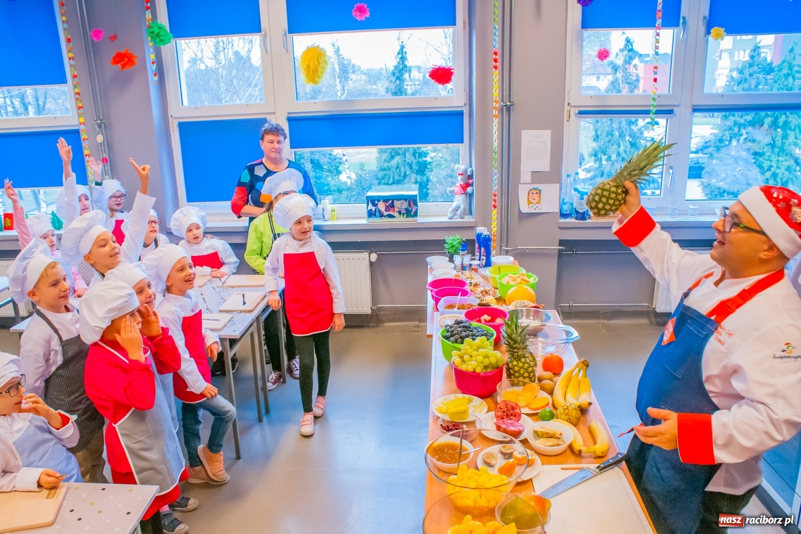 Zdjęcie w galerii na portalu naszraciborz.pl: Pysznie, zdrowo i kolorowo. Mikołajkowe warsztaty kulinarne w SP 1 [FOTO] wiadomości z regionu