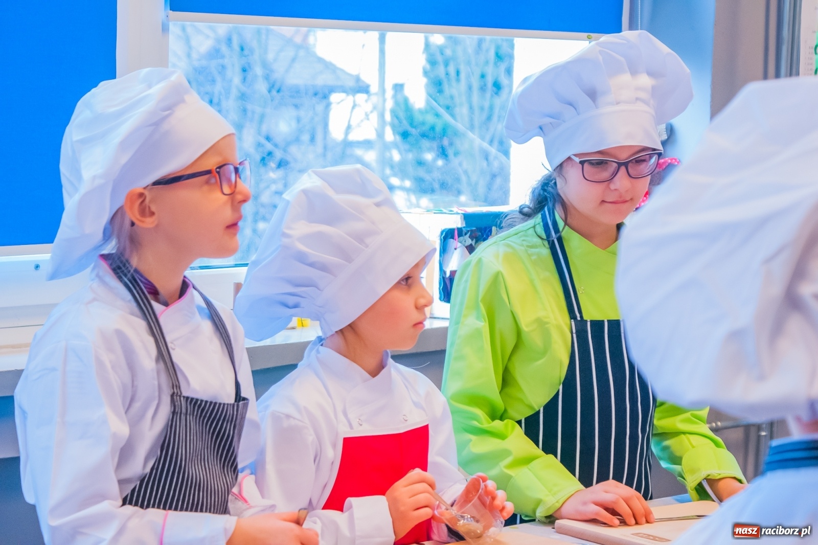 Zdjęcie w galerii na portalu naszraciborz.pl: Pysznie, zdrowo i kolorowo. Mikołajkowe warsztaty kulinarne w SP 1 [FOTO] wiadomości z regionu