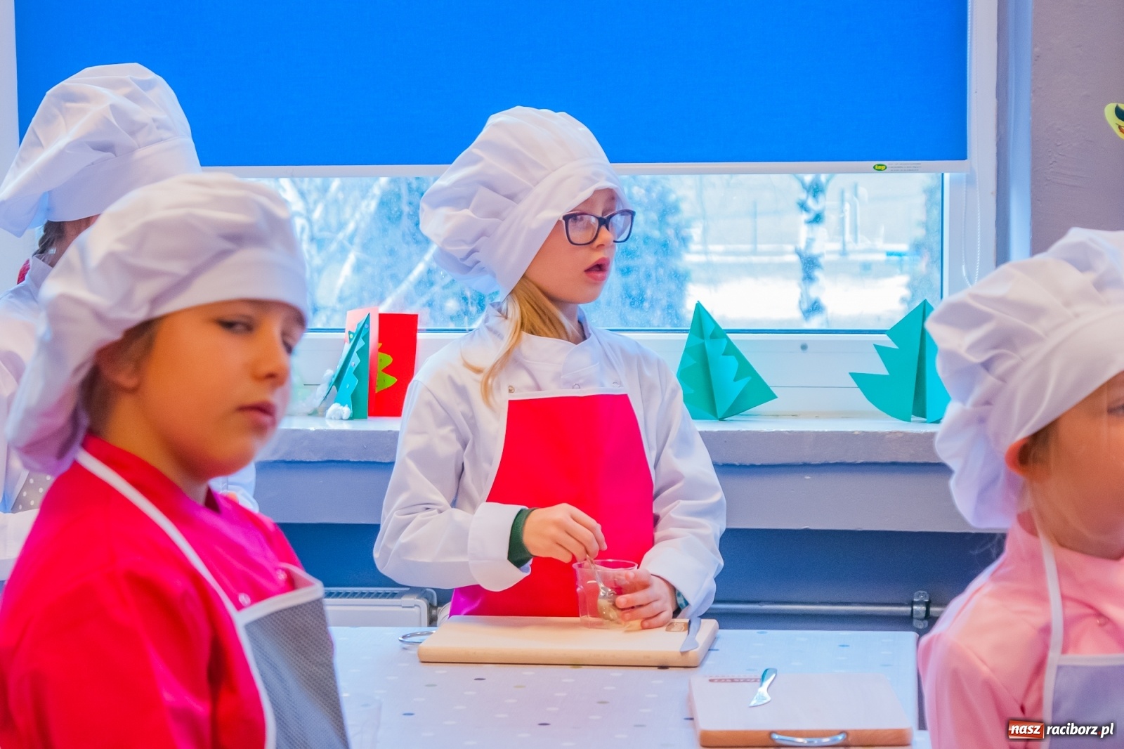 Zdjęcie w galerii na portalu naszraciborz.pl: Pysznie, zdrowo i kolorowo. Mikołajkowe warsztaty kulinarne w SP 1 [FOTO] wiadomości z regionu