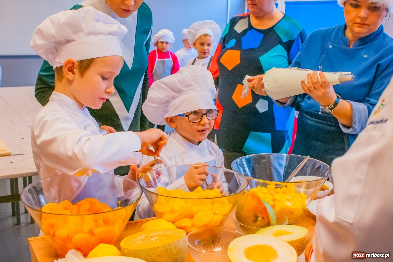 Zdjęcie w galerii na portalu naszraciborz.pl: Pysznie, zdrowo i kolorowo. Mikołajkowe warsztaty kulinarne w SP 1 [FOTO] wiadomości z regionu