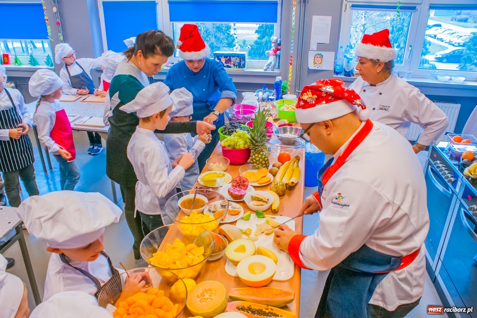 Zdjęcie w galerii na portalu naszraciborz.pl: Pysznie, zdrowo i kolorowo. Mikołajkowe warsztaty kulinarne w SP 1 [FOTO] wiadomości z regionu