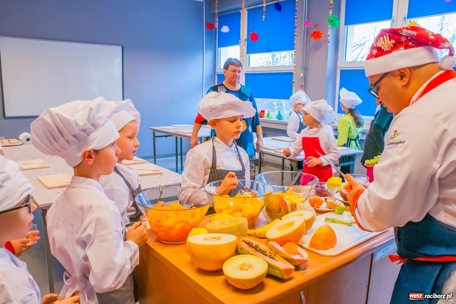 Zdjęcie w galerii na portalu naszraciborz.pl: Pysznie, zdrowo i kolorowo. Mikołajkowe warsztaty kulinarne w SP 1 [FOTO] wiadomości z regionu
