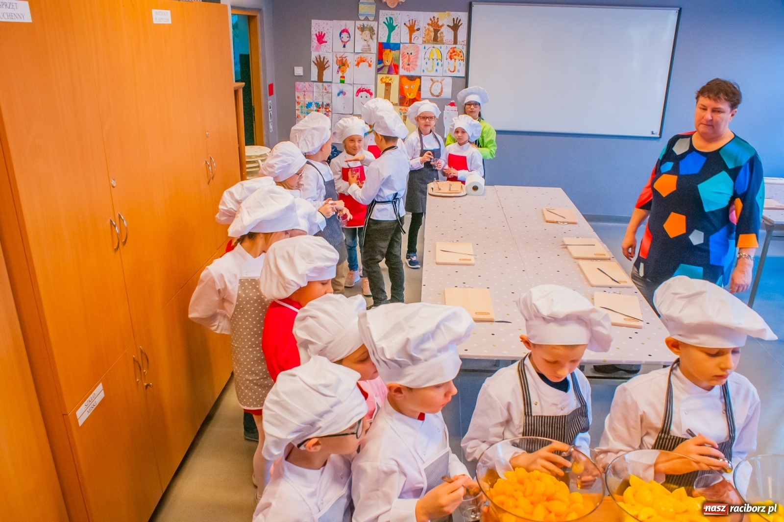Zdjęcie w galerii na portalu naszraciborz.pl: Pysznie, zdrowo i kolorowo. Mikołajkowe warsztaty kulinarne w SP 1 [FOTO] wiadomości z regionu