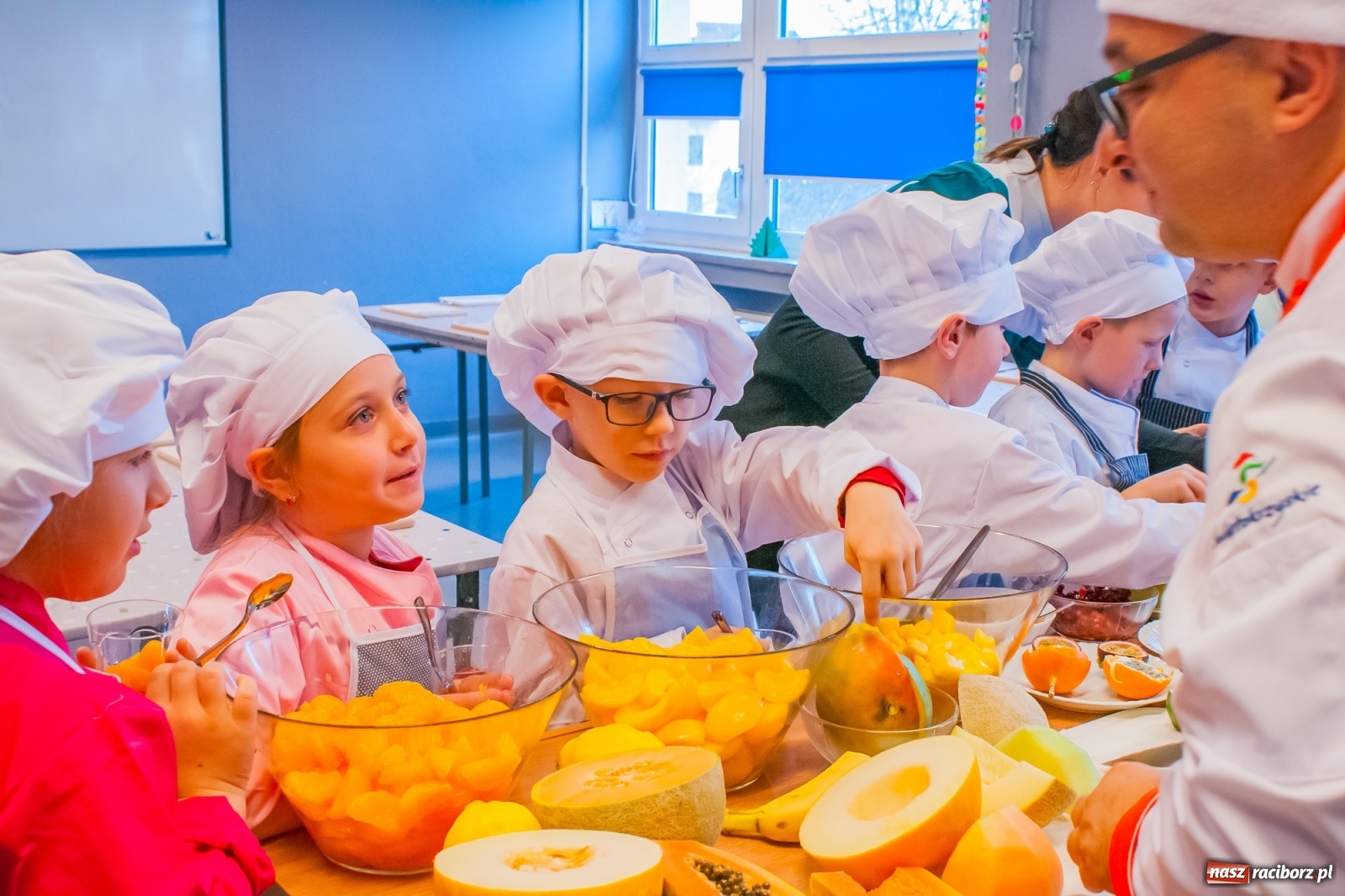 Zdjęcie w galerii na portalu naszraciborz.pl: Pysznie, zdrowo i kolorowo. Mikołajkowe warsztaty kulinarne w SP 1 [FOTO] wiadomości z regionu