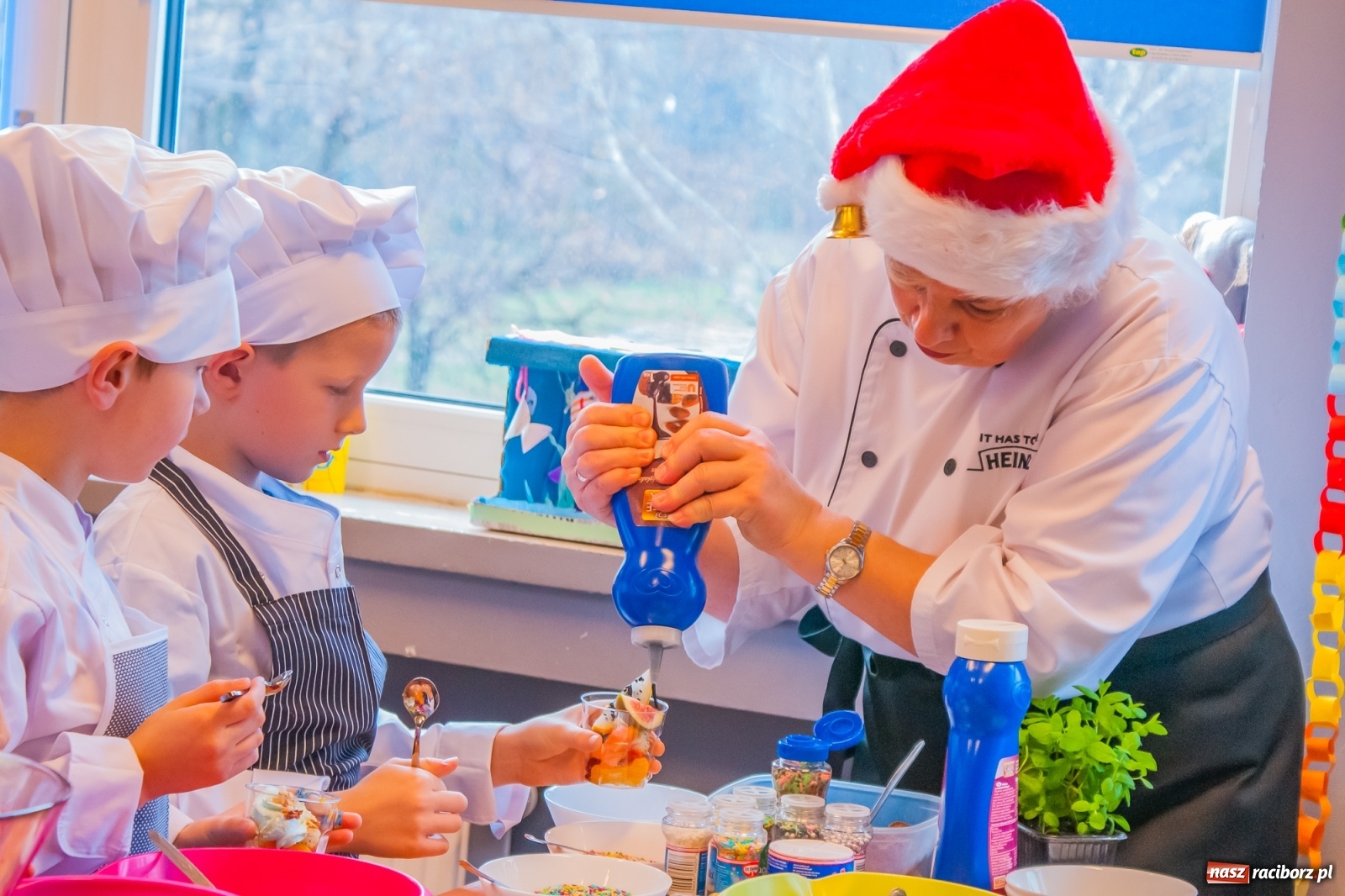 Zdjęcie w galerii na portalu naszraciborz.pl: Pysznie, zdrowo i kolorowo. Mikołajkowe warsztaty kulinarne w SP 1 [FOTO] wiadomości z regionu