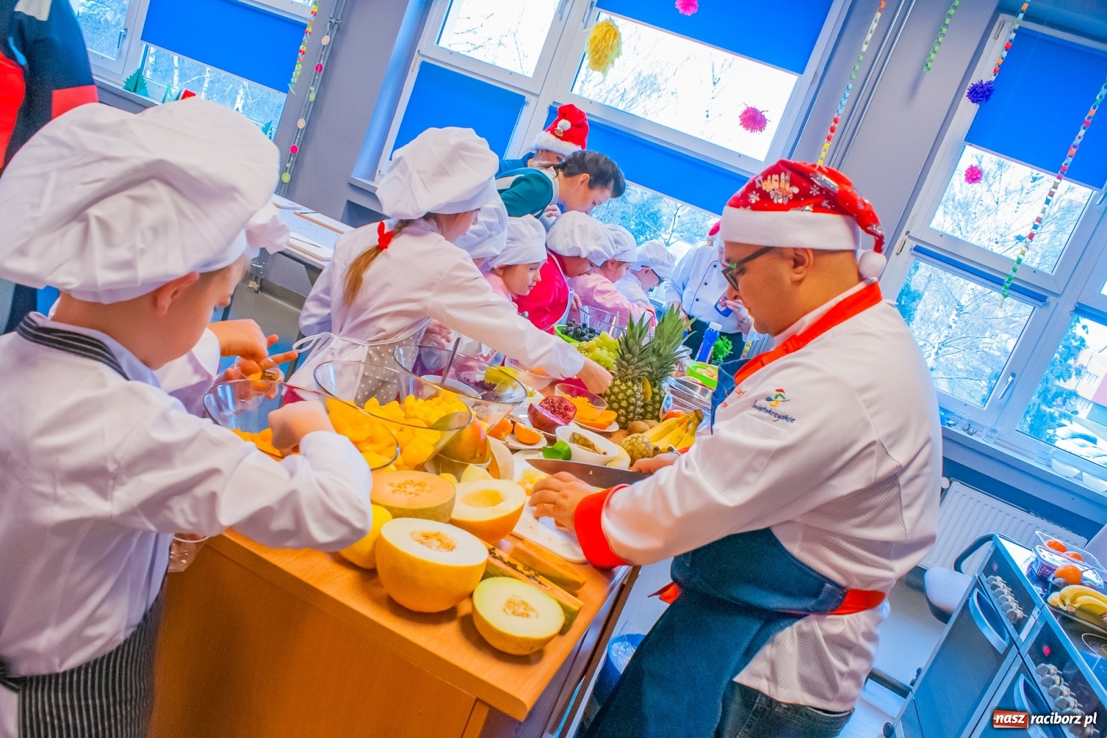 Zdjęcie w galerii na portalu naszraciborz.pl: Pysznie, zdrowo i kolorowo. Mikołajkowe warsztaty kulinarne w SP 1 [FOTO] wiadomości z regionu