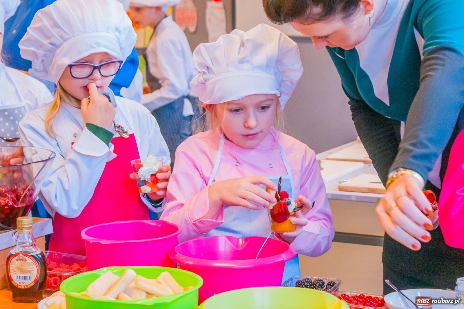 Zdjęcie w galerii na portalu naszraciborz.pl: Pysznie, zdrowo i kolorowo. Mikołajkowe warsztaty kulinarne w SP 1 [FOTO] wiadomości z regionu